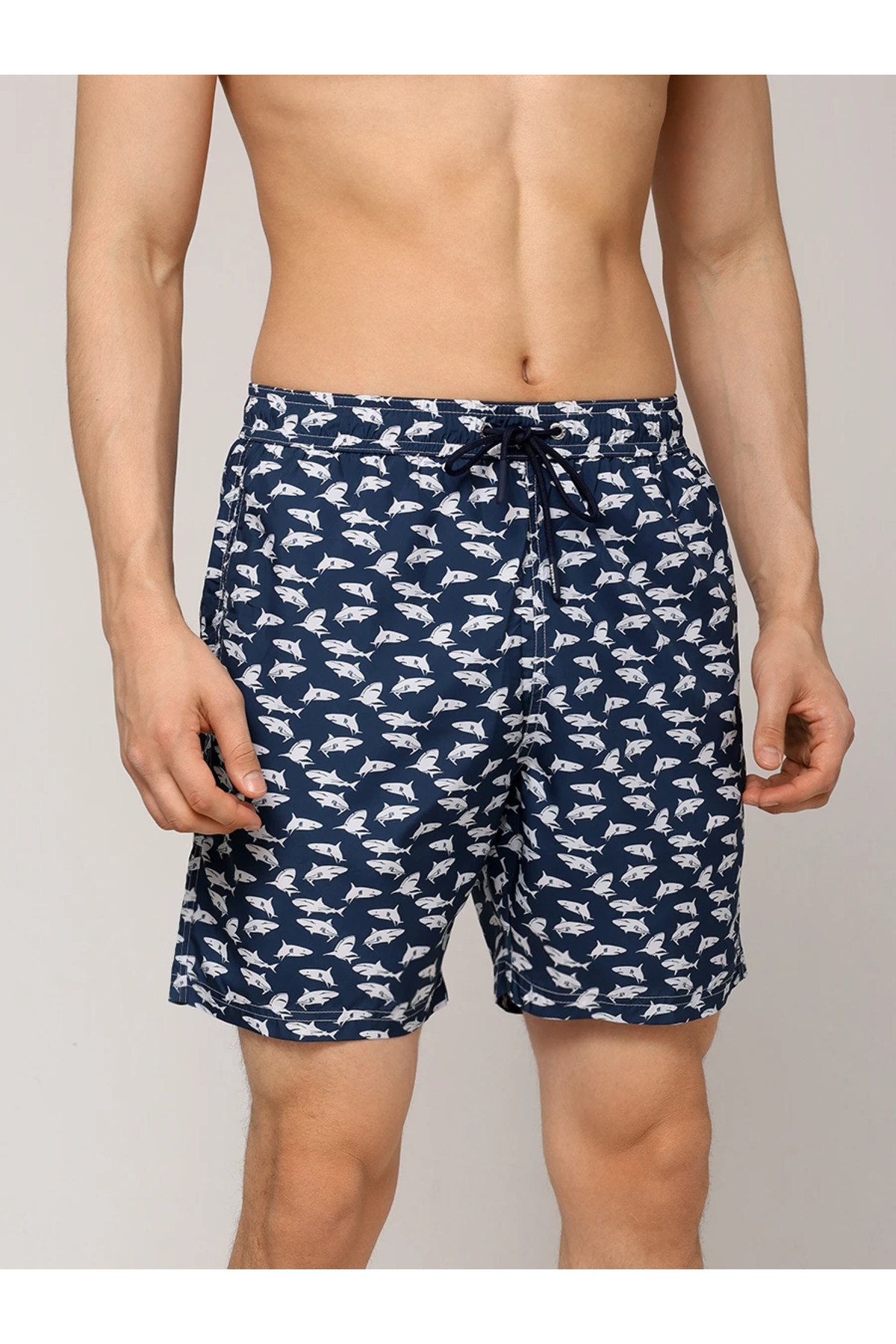 پال اند شارک شلوارک شنا مردانه مینیمالیستی طرح کوسه متراکم، بنددار، سرمه‌ای و سفید، کد ۲۵۴۱۵۰۲۶A-L17