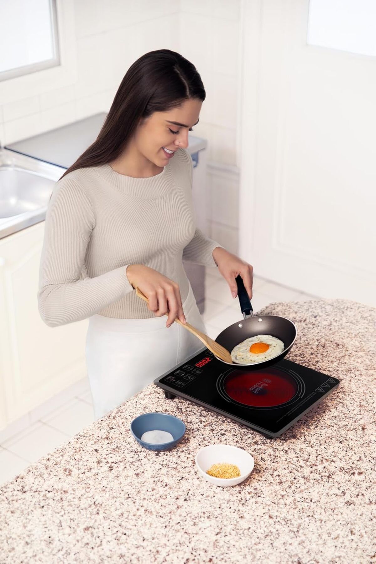 RUSSELL HOBBS-Infrared Single Burner, 2000W, 80℃-650℃, Push Button Control, 3hr Timer, Safety Lock. 4