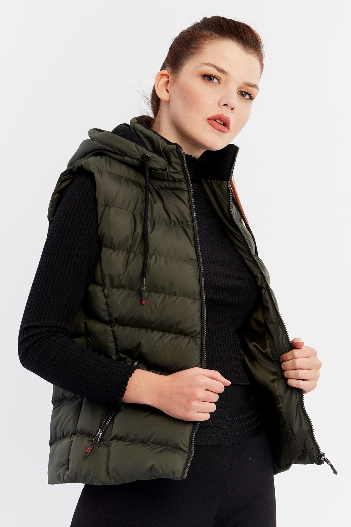 DYNAMO-Khakifarbene Pufferweste für Damen mit Kapuze und Fleece an der Innenseite der Kapuze 6