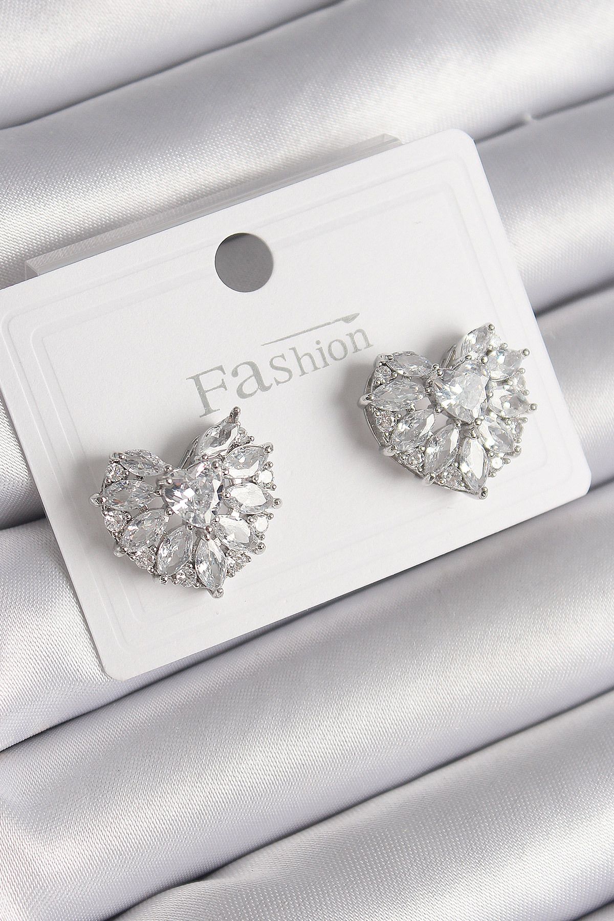 BZK ACCESSORİES Pirinç Gümüş Renk Zirkon Taşlı Kalp Model Kadın Küpe