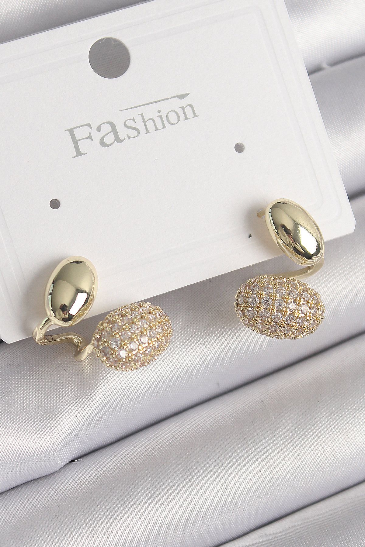 BZK ACCESSORİES Pirinç Gold Renk Zirkon Taşlı Bombeli Model Kadın Küpe
