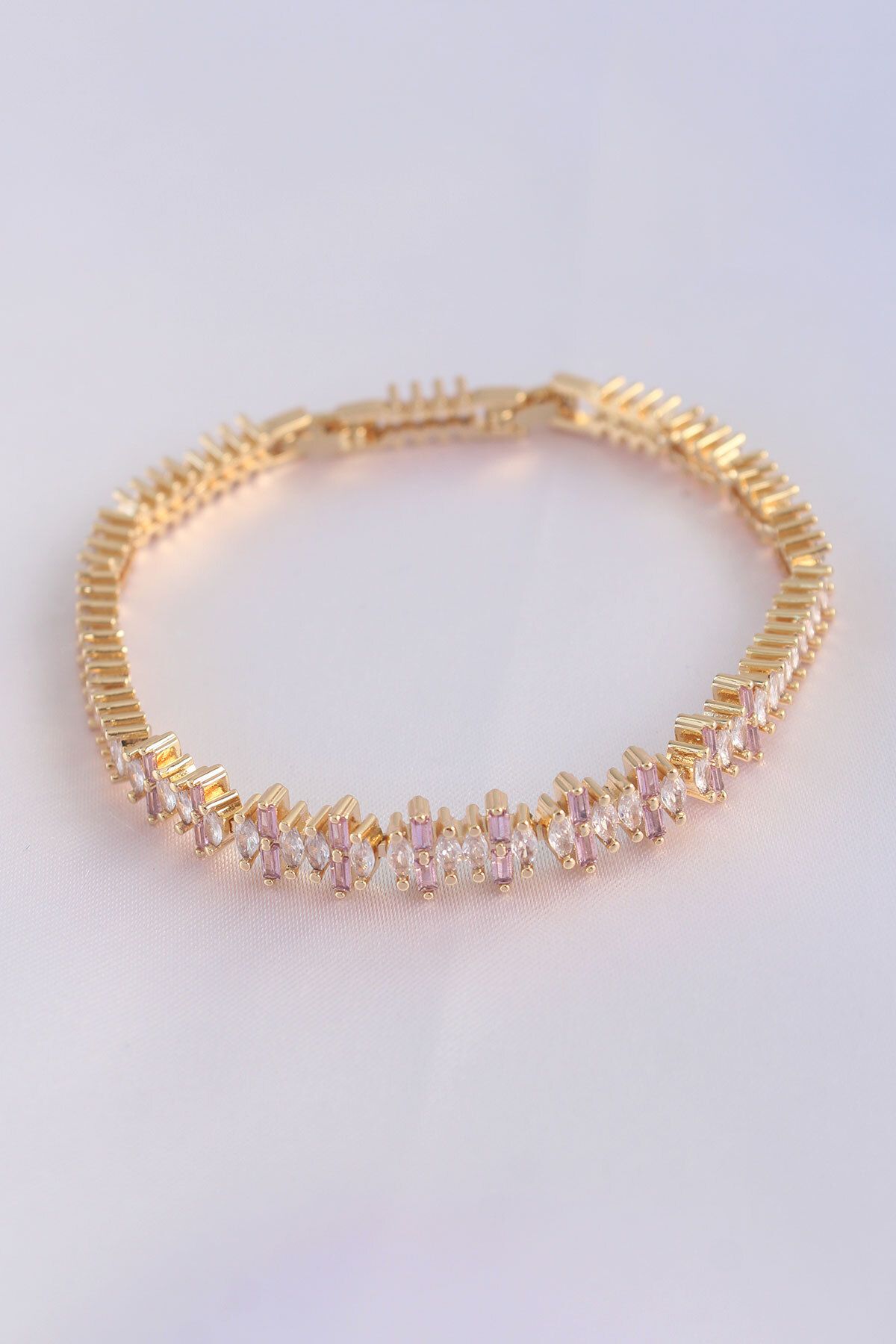 TUA MODA TUA MODA Vip Seri Pirinç Pembe Zirkon Taşlı Gold Renk Baget Model Bileklik