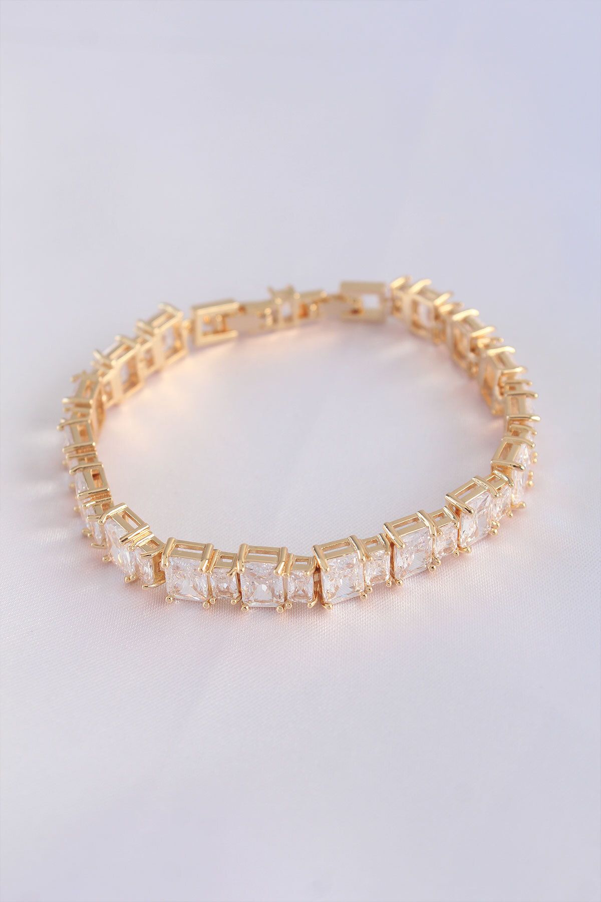 BZK ACCESSORİES Vip Seri Pirinç Zirkon Taşlı Gold Renk Baget Su Yolu Model Bileklik