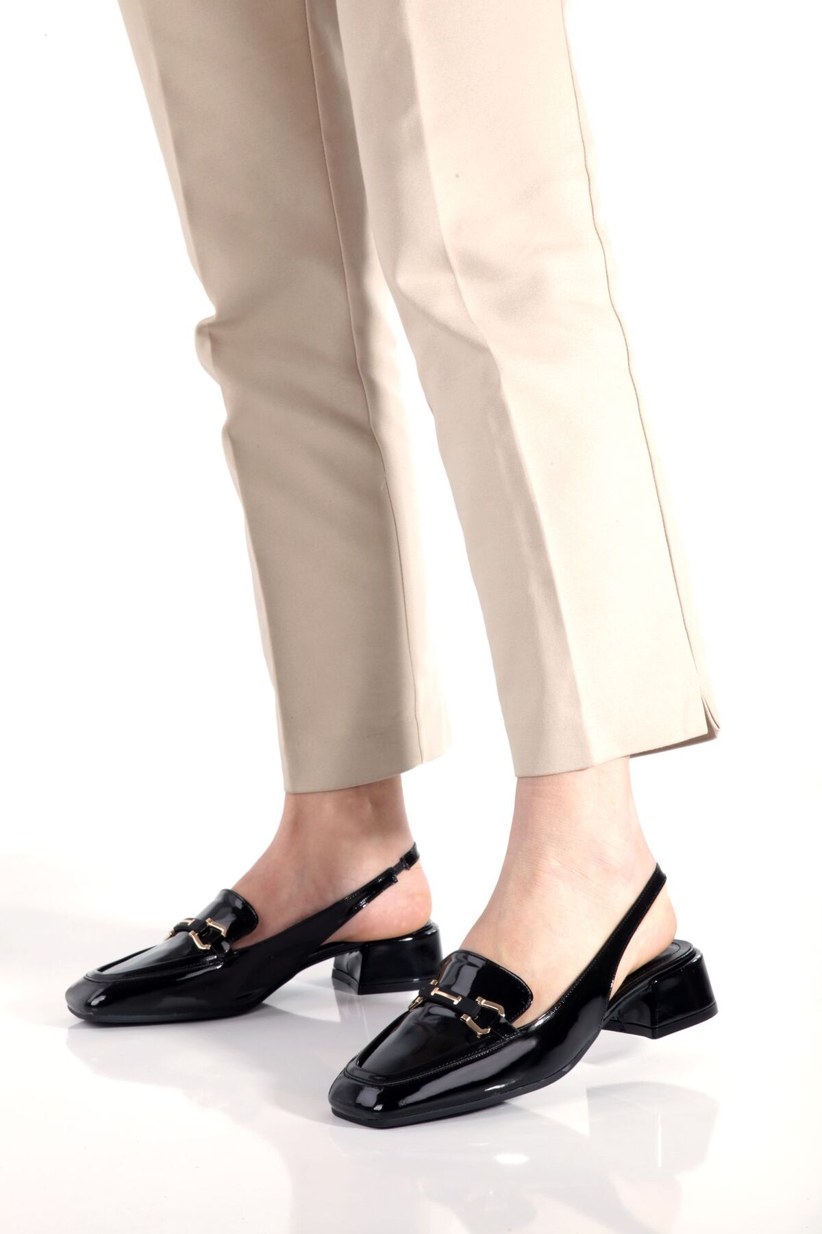 GökDesem  GÖKDESEM KADIN SİYAH SİVRİ BURUN ALTIN TOKALI SANDALET - Görsel 4