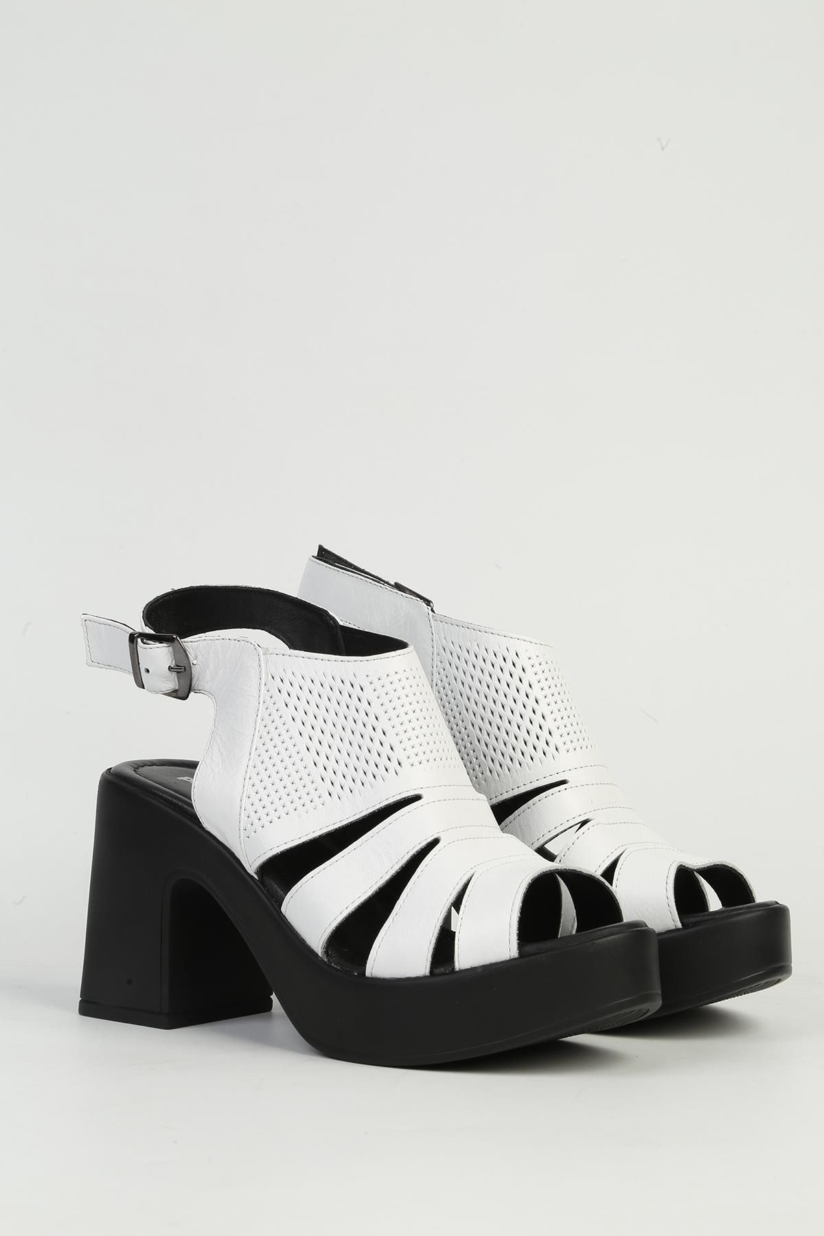 کفش پاشنه دار زنانه چرم سفید PC-54636 Pierre Cardin