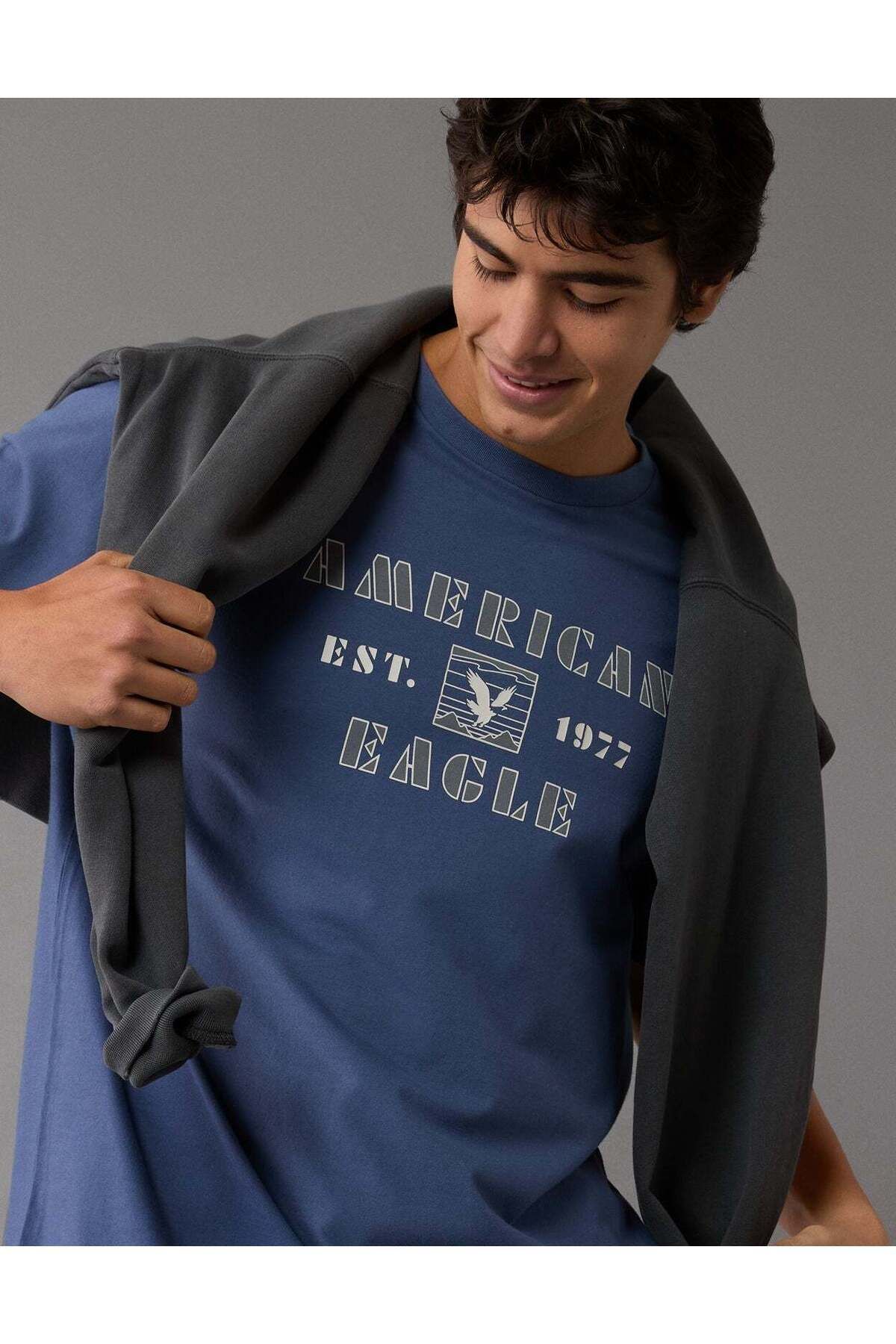 AMERICAN EAGLE-تي شيرت جرافيكي مطرز بشعار AE 1