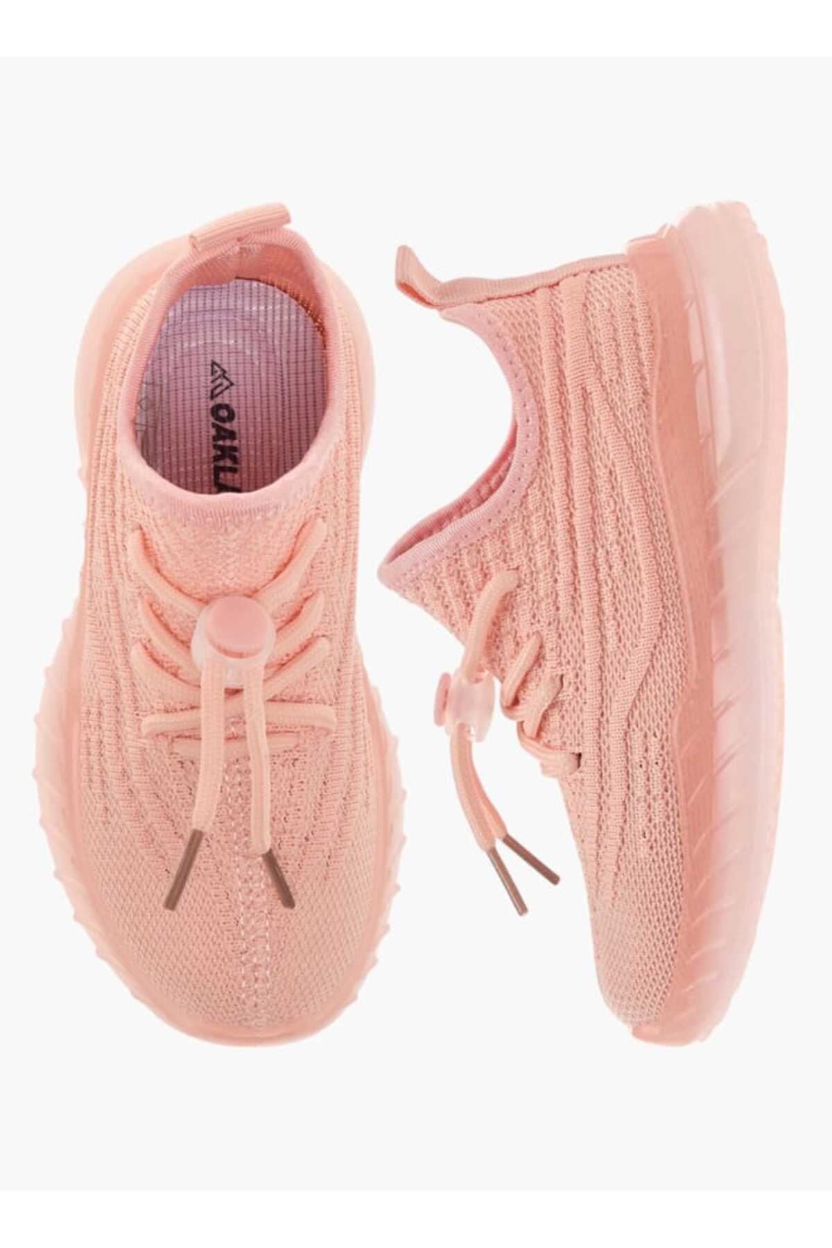 حذاء رياضي أحادي اللون مع رباط للإغلاق