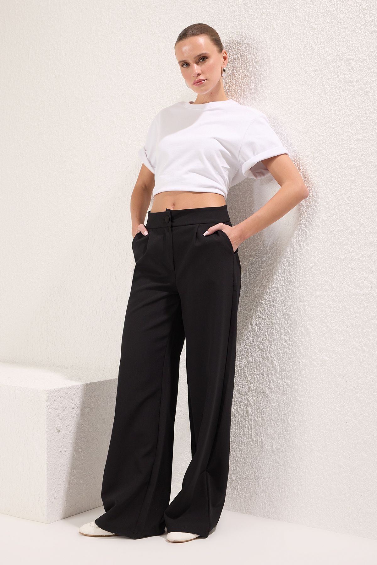 Trendyol Collection-Schwarze Stoffhose mit weitem Bein und Falten – TWOSS21PL0189 2
