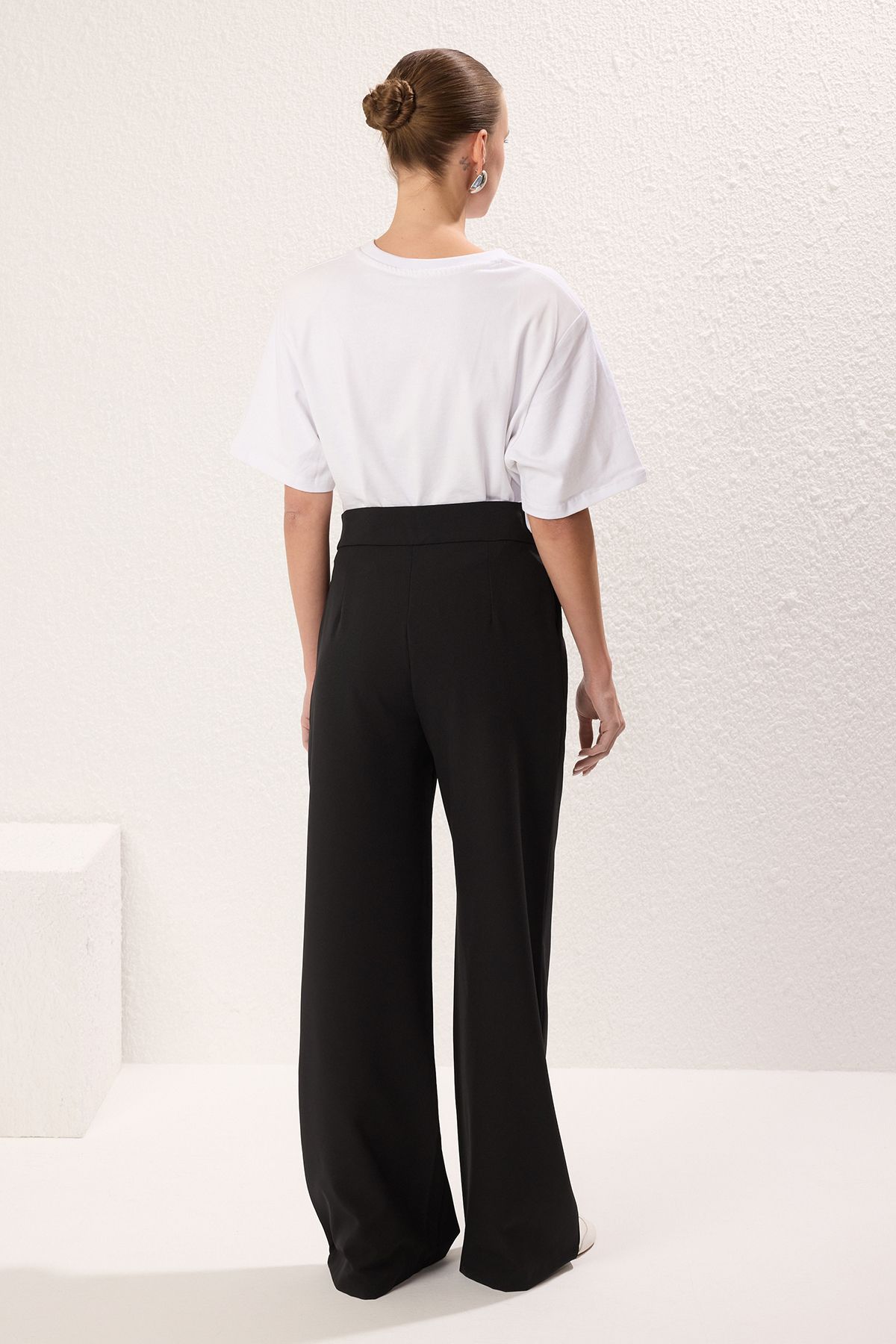 Trendyol Collection-Schwarze Stoffhose mit weitem Bein und Falten – TWOSS21PL0189 4