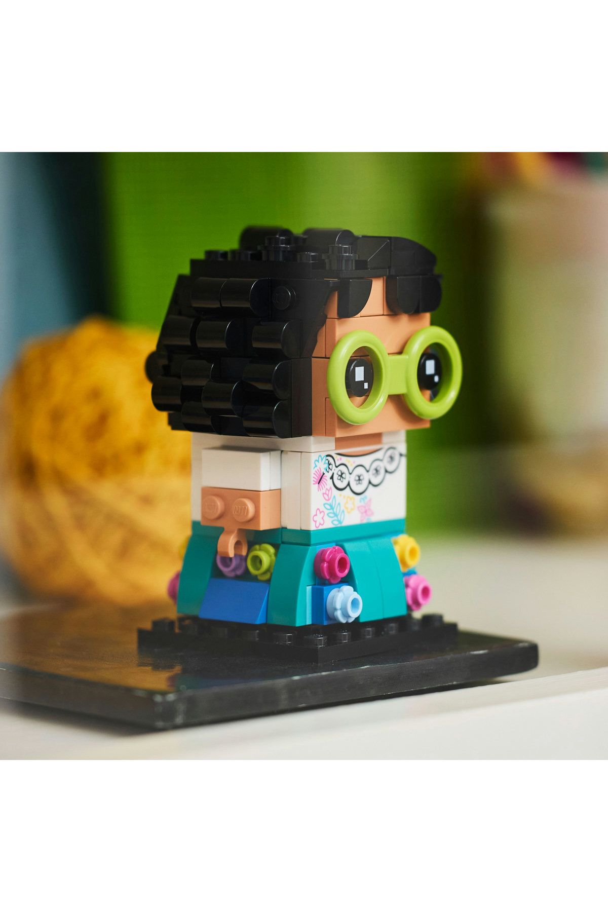 LEGO-Brickheadz 40753 - Mirabel and Madrigal Characters 9