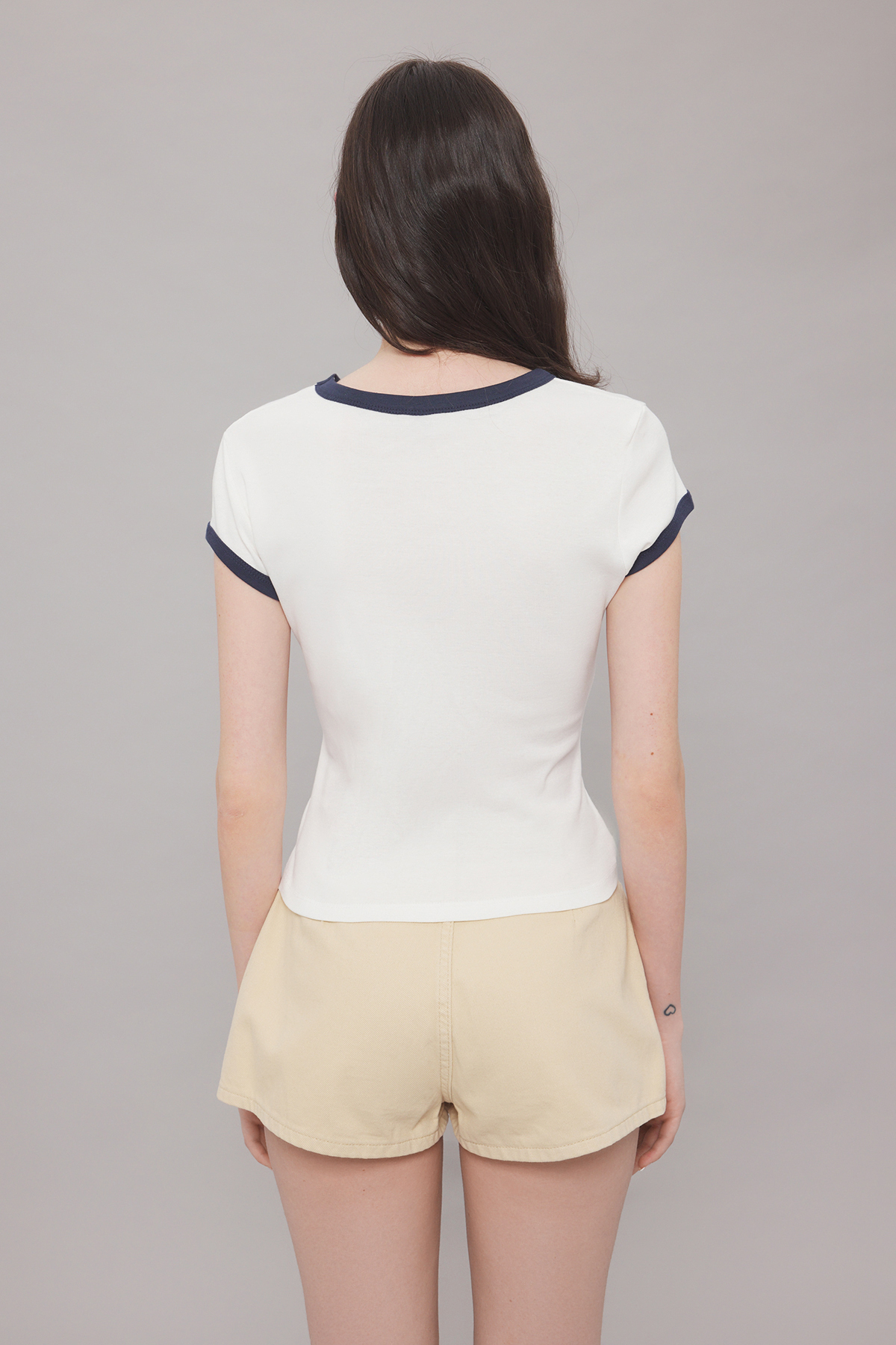 Trendyolmilla  Ekru Slogan Baskı Renk Bloklu Fitted/Vücuda Oturan Örme T-Shirt TWOSS25TS00094 - Görsel 4