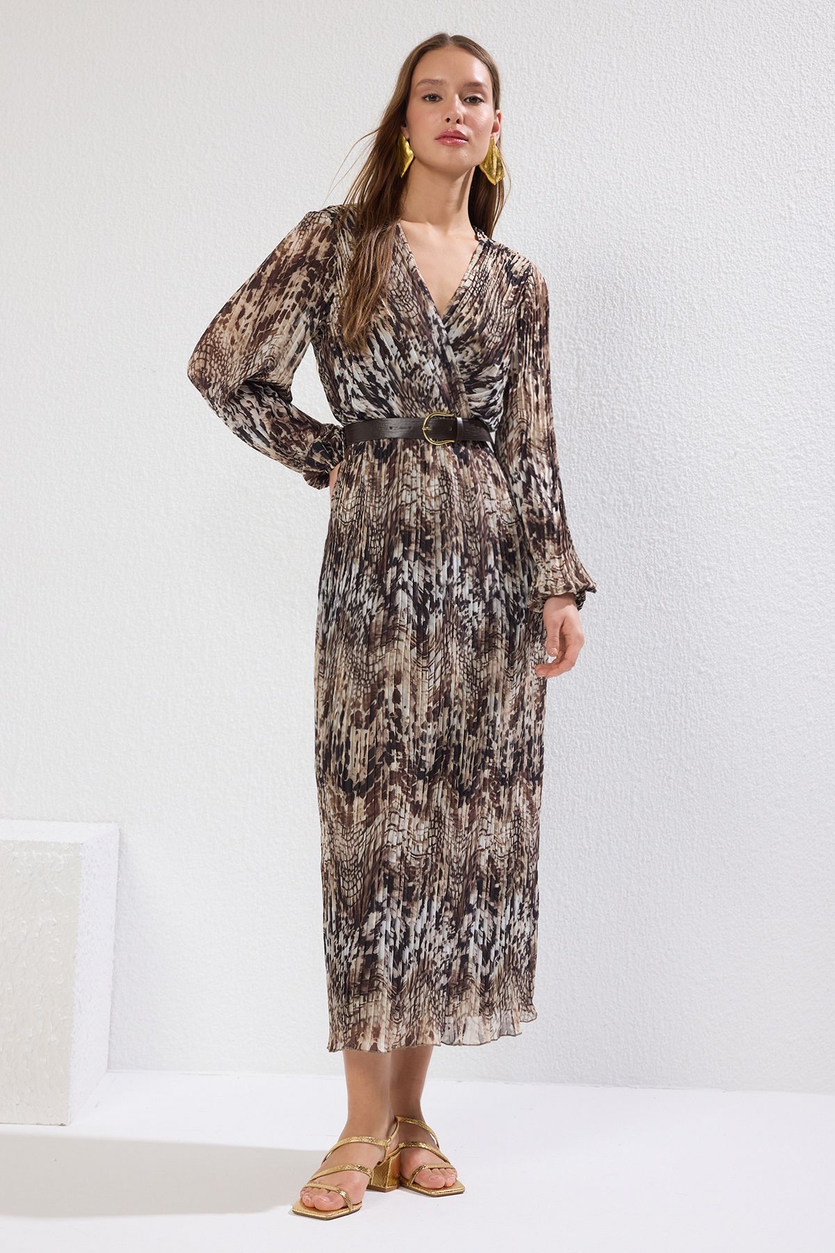 Trendyol Collection-Braunes, gewebtes Maxikleid mit Gürtel und geradem Gürtel TWOAW24EL00471 1