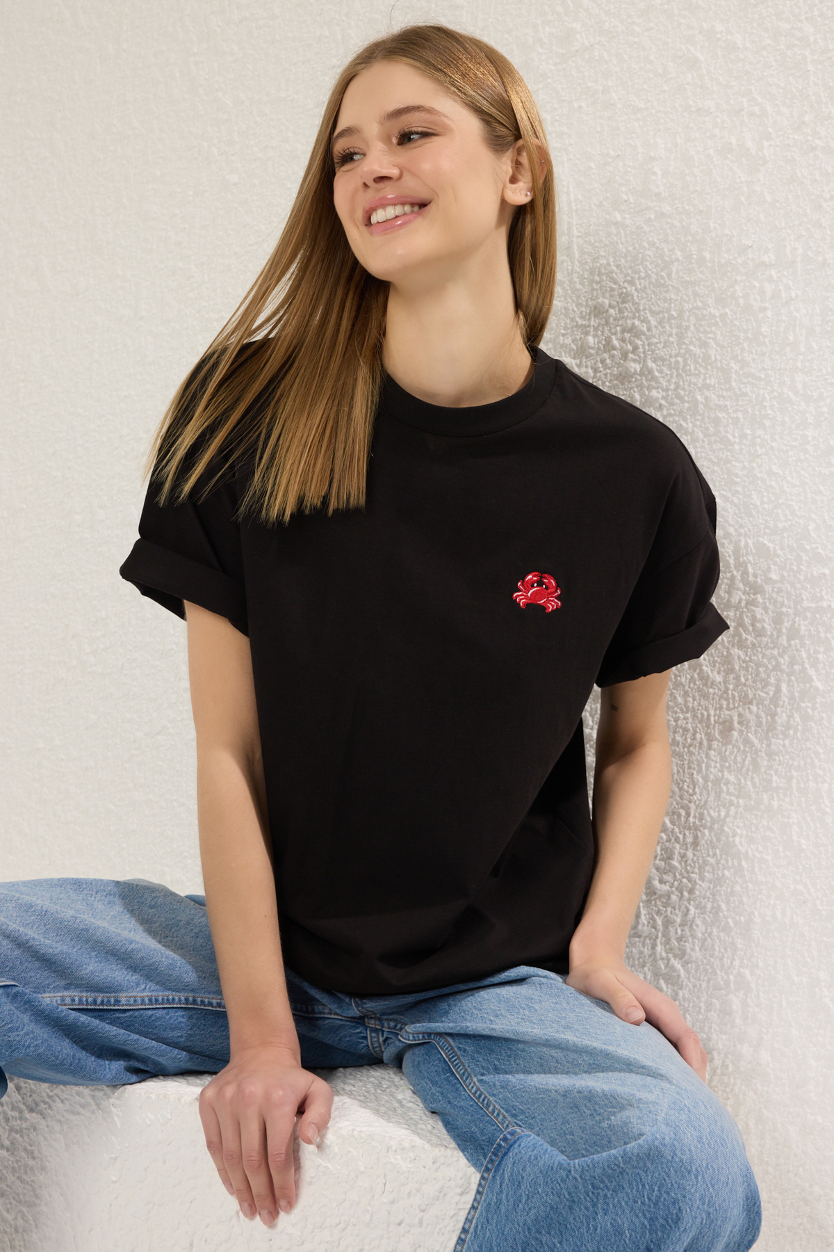 Trendyolmilla  Siyah %100 Pamuk Nakışlı Oversize/Geniş Kalıp Bisiklet Yaka Örme T-Shirt TWOSS24TS00102