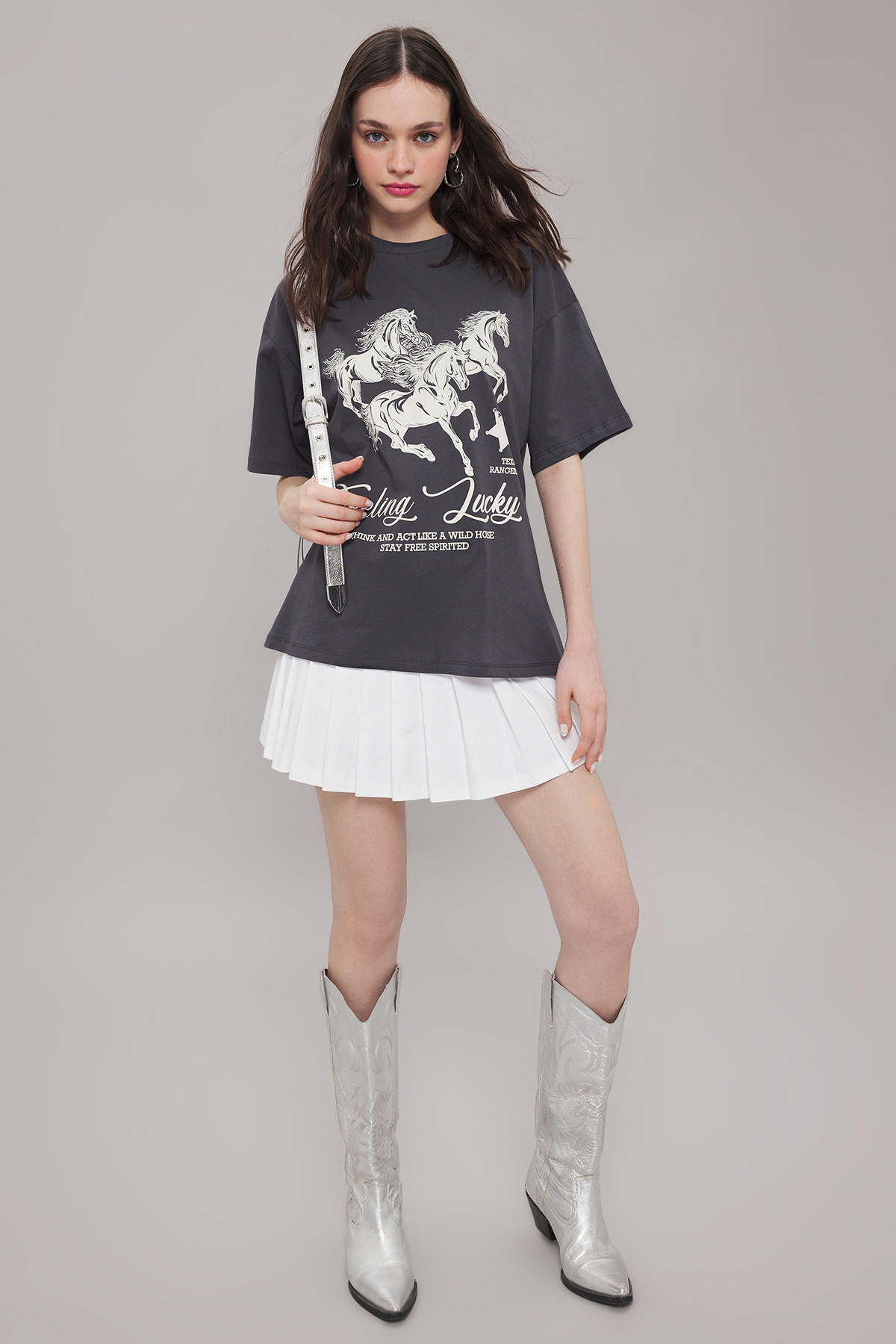 Trendyolmilla  Antrasit %100 Pamuk Oversize/Geniş Kalıp Baskılı Örme T-Shirt TWOSS25TS00075 - Görsel 2