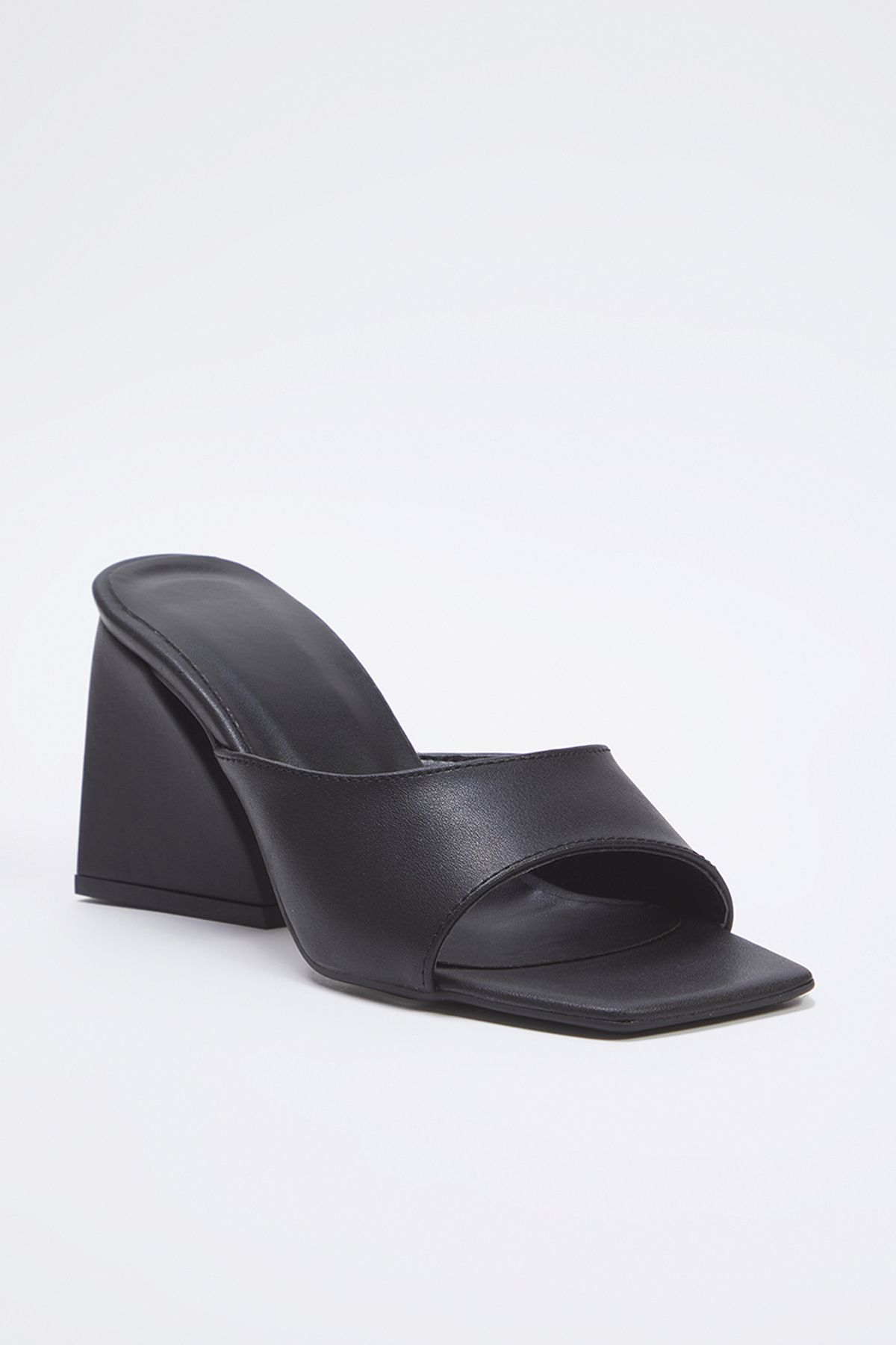 TRENDYOL SHOES-Schwarze asymmetrische Blockabsätze mit dickem Band und quadratischer Zehenpartie für Damen mit Absatz TAKSS25TO00009 4