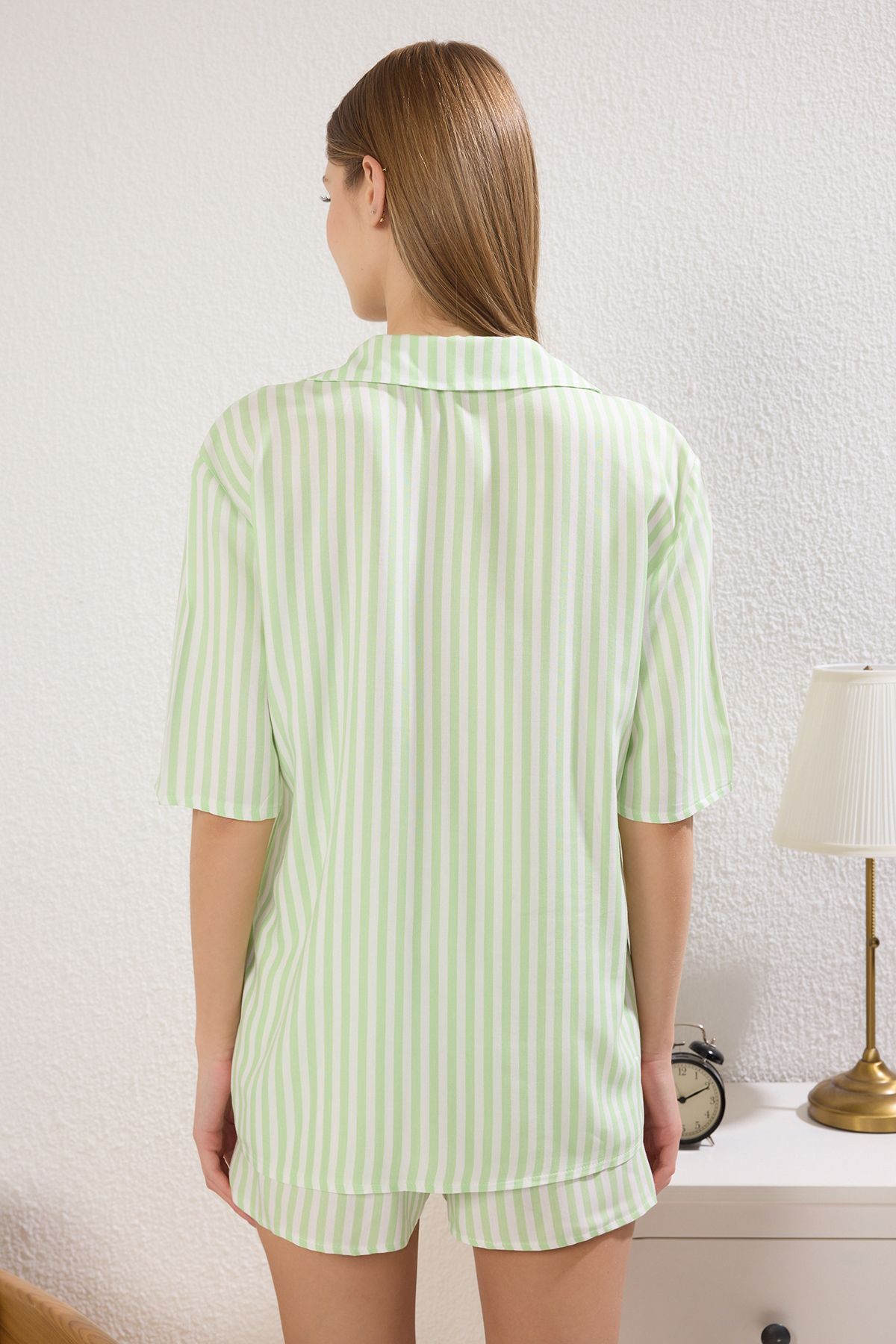 Trendyol Collection-Grün gestreiftes Viskose-Oberteil mit weitem Passform-Web-Pyjama-Set THMSS21PT0179 4