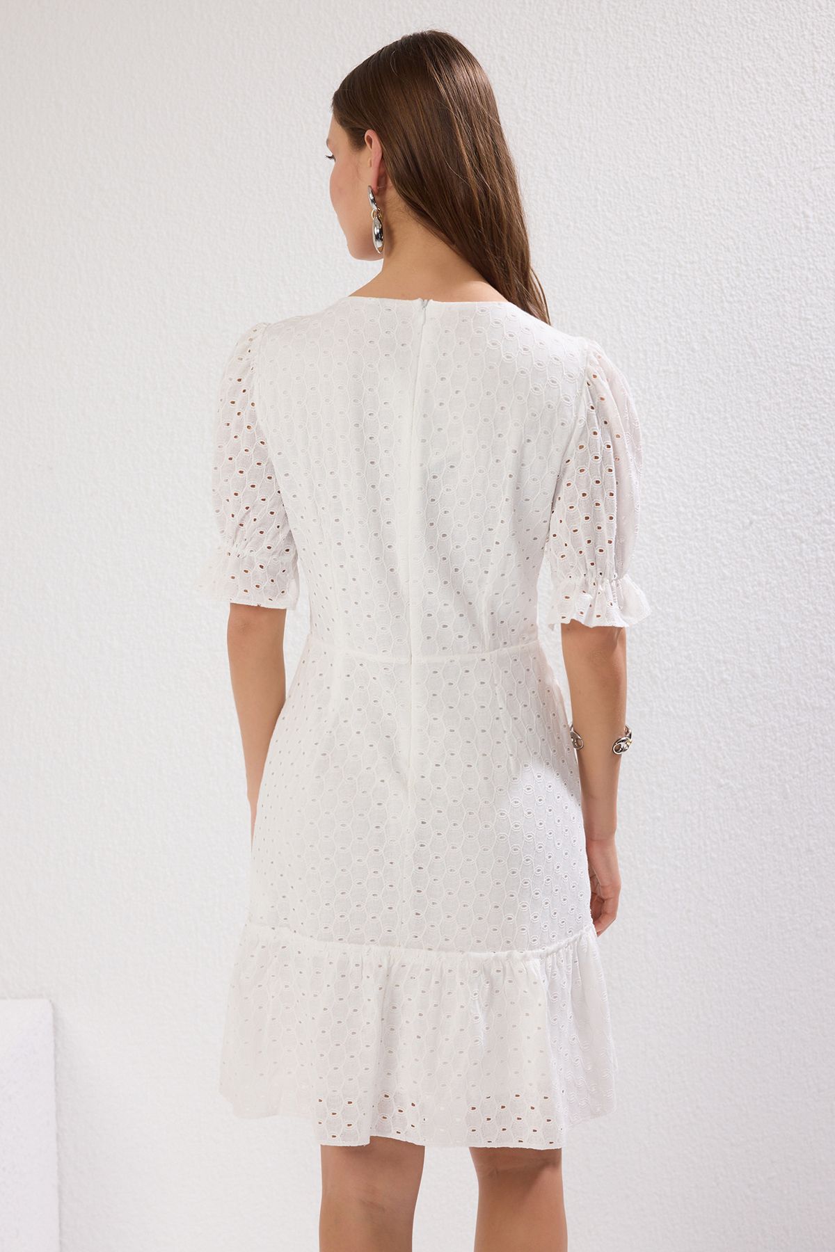 Trendyol Collection-Bílý límec A-line s podrobnou výšivkou Mini lemované tkané šaty TWOSS21EL2089 4