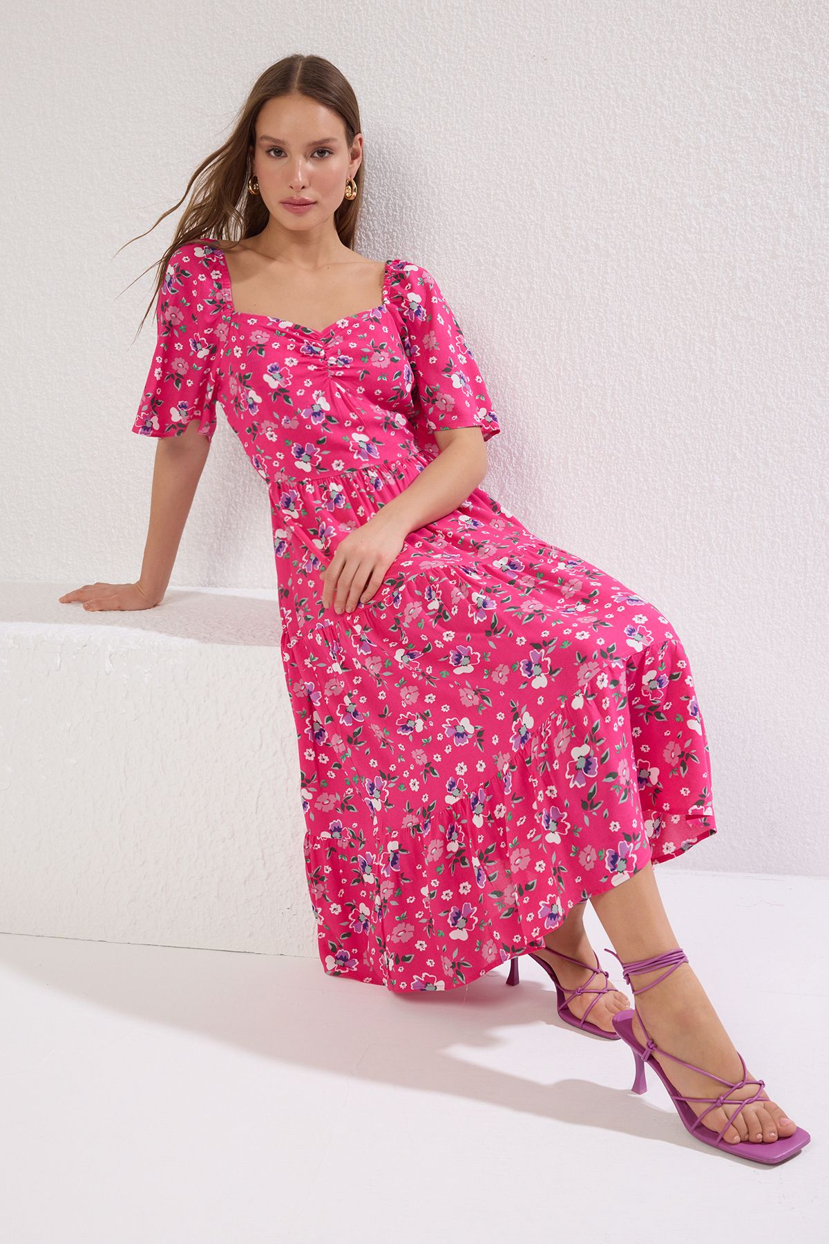 Trendyol Collection Różowa Tkana Sukienka Midi W Kształcie Litery A Z Bufiastymi Rękawami I Kwiatowym Nadrukiem Kobieta - 38
