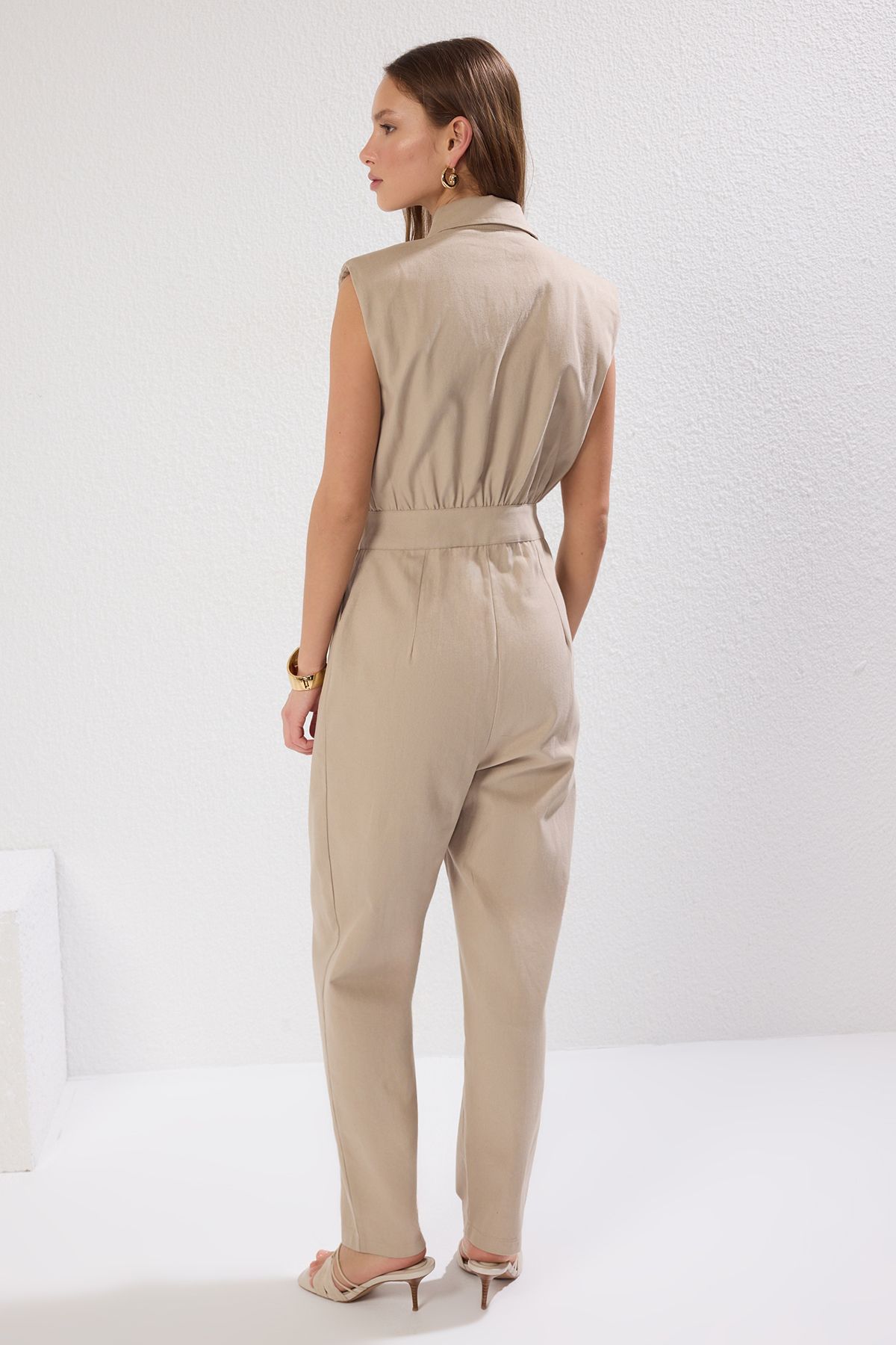 Trendyol Collection-Ärmelloser Jumpsuit aus Gabardinegewebe mit Hemdkragen in Stein TWOSS21TU0233 4
