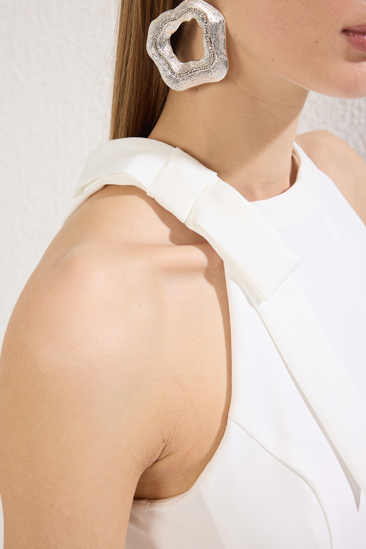 Trendyolmilla  Beyaz Astarlı Düz Eteği Belden Açılan Bağlama Detaylı Mini Dokuma Elbise TWOSS25EL00245 - Görsel 3