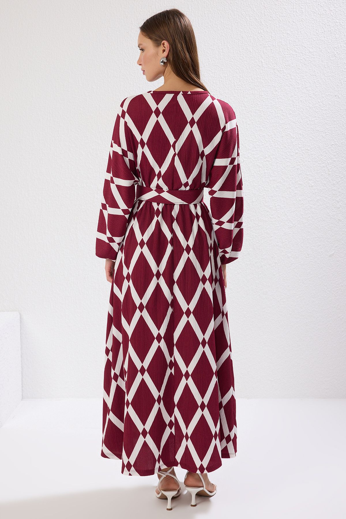 Trendyol Modest-Burgundowa sukienka z marszczeniami i nadrukiem z paskiem Tctss24Eb00233 4