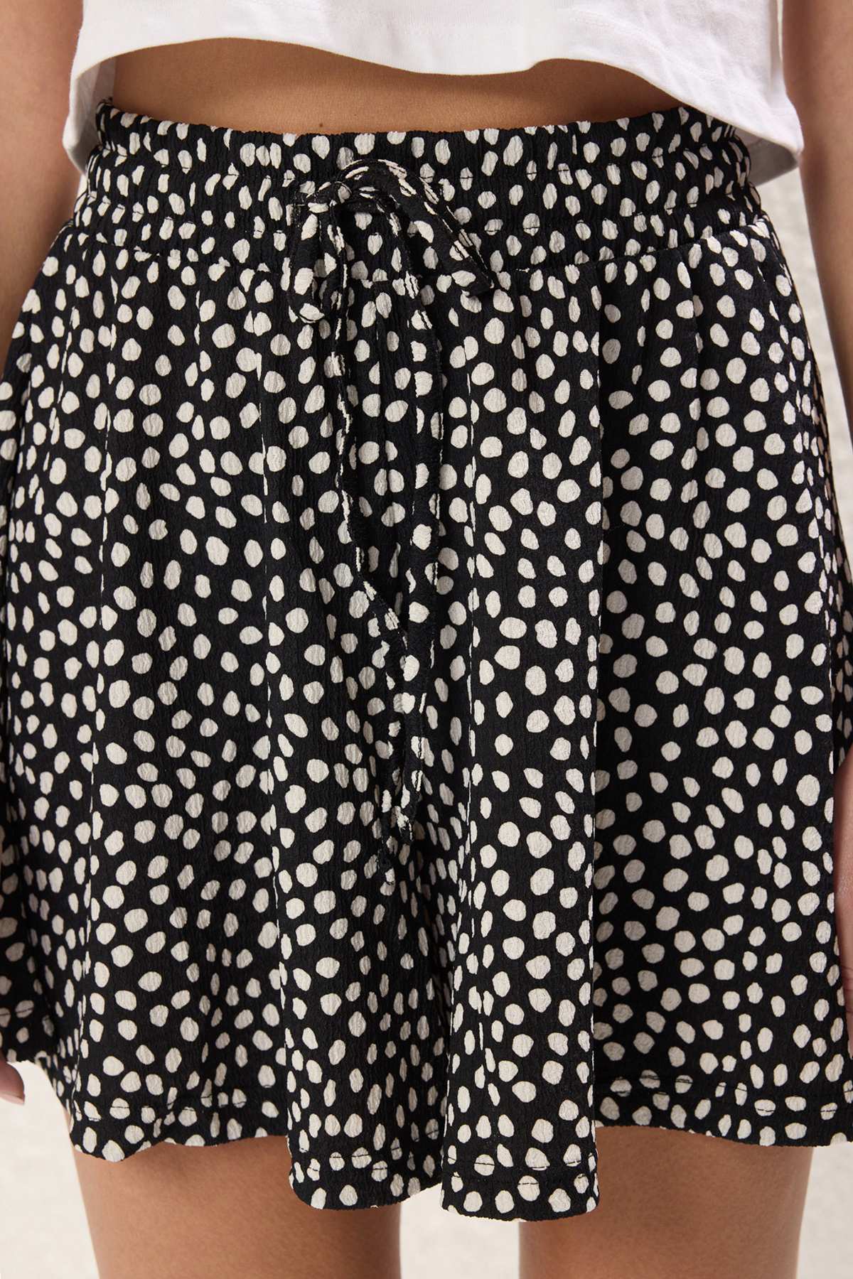 Trendyolmilla  Siyah*001 Desenli Rahat Kesim Normal Bel Bürümcük/Dokulu Örme Şort TWOSS22SR0212 - Görsel 3