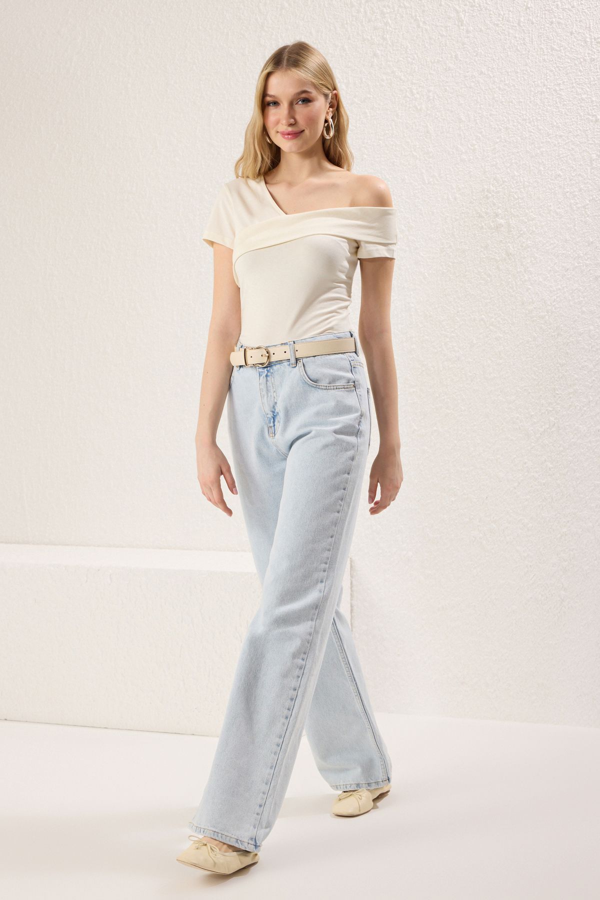 Trendyol Collection-Блузка з асиметричним коміром, облягаючого крою/гнучкий, з короткими рукавами та асиметричним коміром кам'яного кольору TWOSS25BZ00381 2