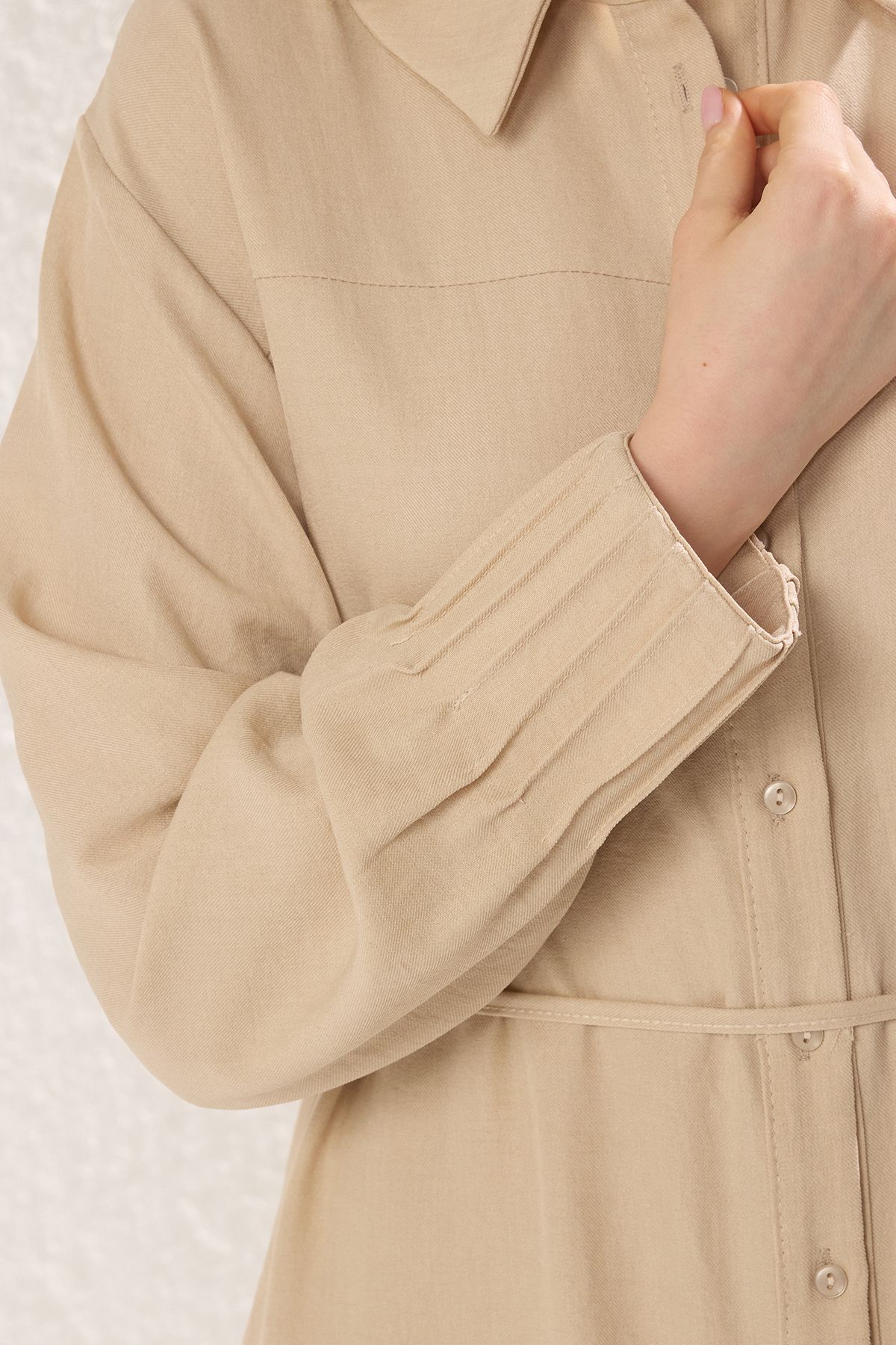 Trendyol Modest-Beigefarbenes, gewebtes Kleid im Leinen-Look TCTSS25EB00093 2
