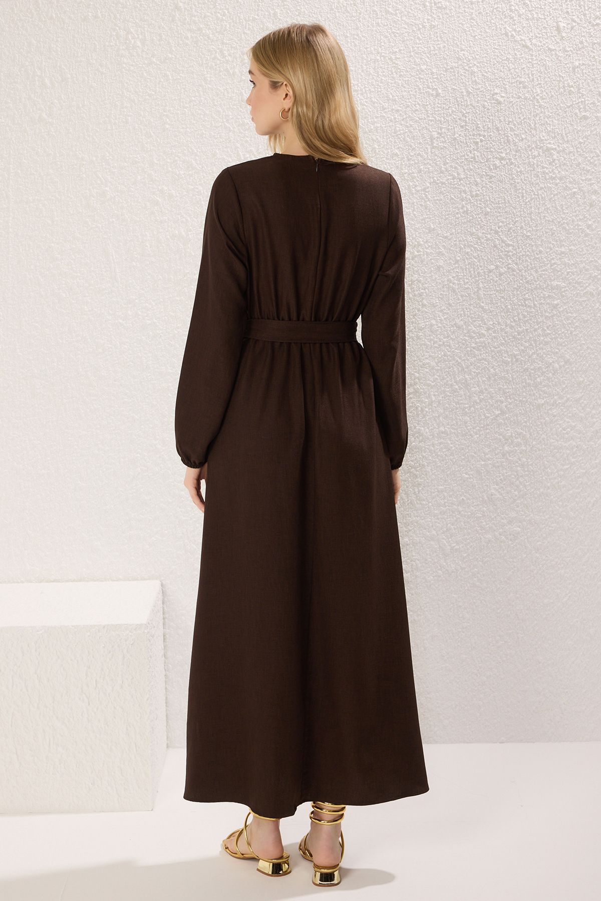 Trendyol Modest-Braunes gewebtes Kleid mit Gürtel TCTSS25EB00096 4