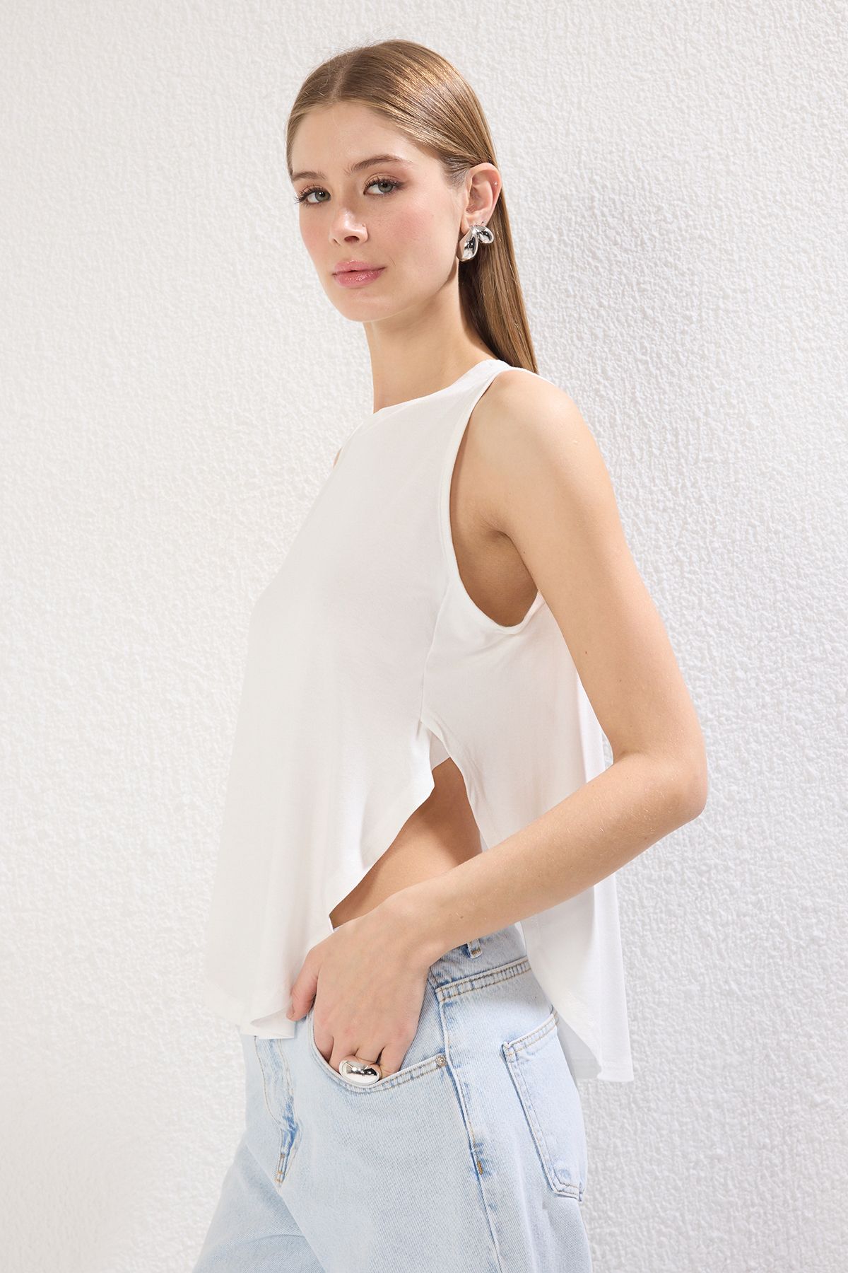 Trendyol Collection-Ecru Regular/Normal Fit Sleeveless Crew Neck Flexible Knitted Undershirt with Side Slits Twoss25Al00047 3
