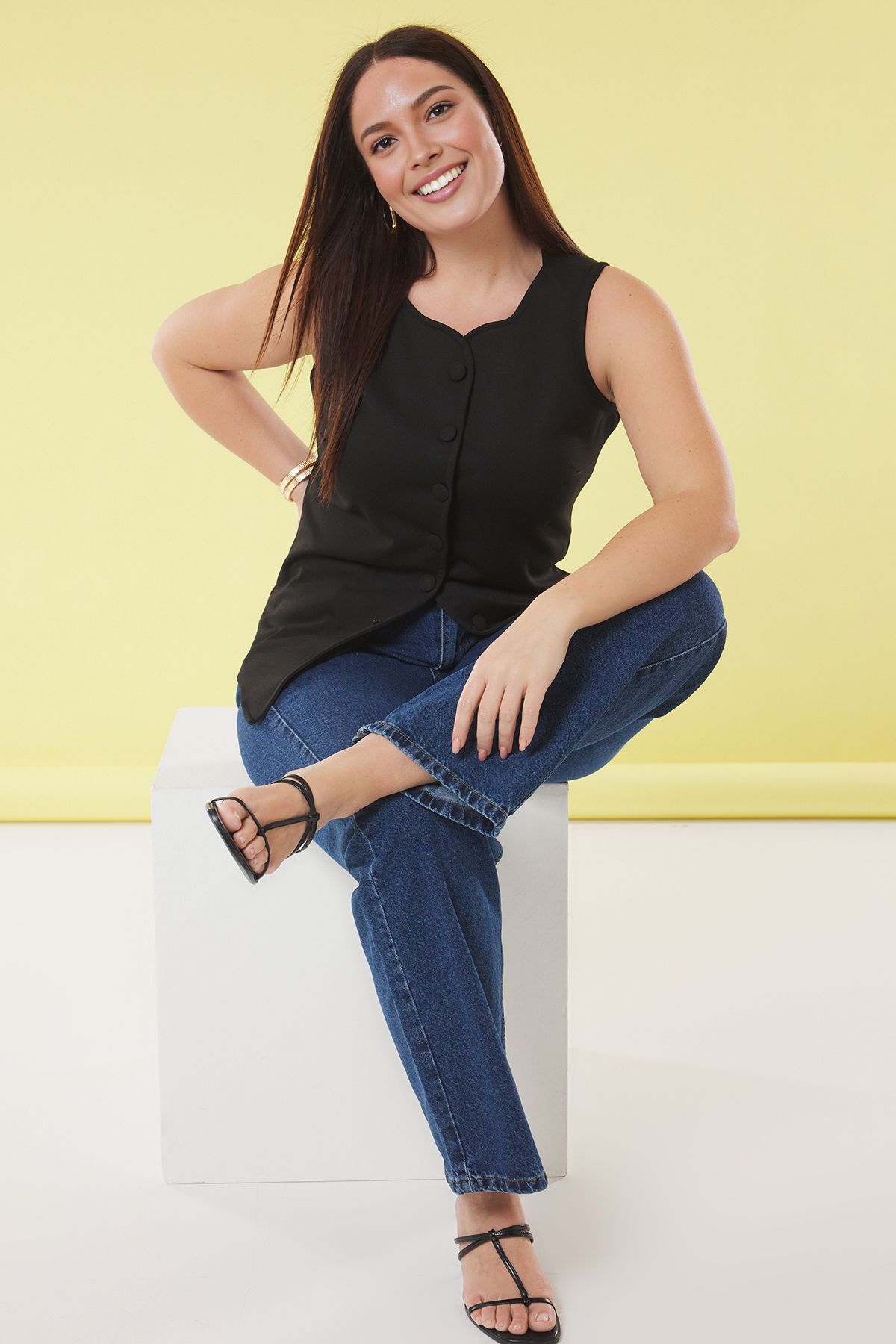 Trendyol Curve-Plus Size Black Knitted Vest - Regular Fit with Front Slit and Buttons Tbbss25Bh00017 2