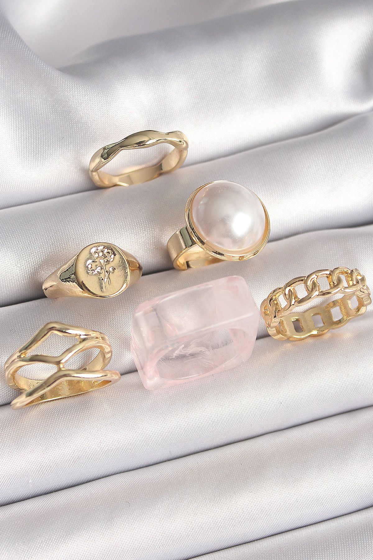 MMB Boutique Pirinç Gold Renk Beyaz İncili Zincir Yüzük Figür İşleme Detay 6'Lı Kadın Yüzük Seti
