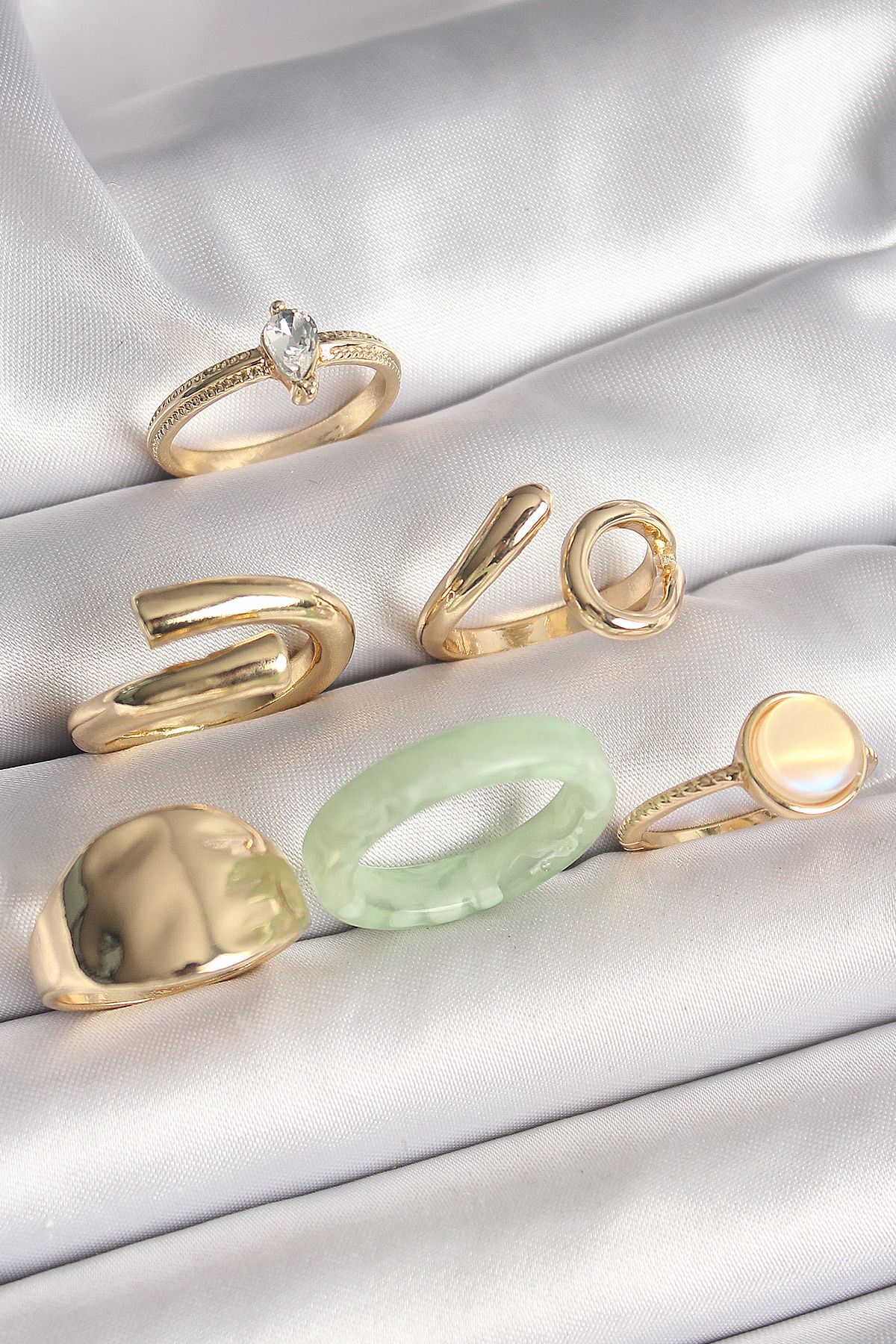 MMB Boutique Pirinç Gold Renk Zirkon Taşlı İşleme Plaka Figürlü Beyaz Daire Mine Detaylı 6'Lı Kadın Yüzük Seti