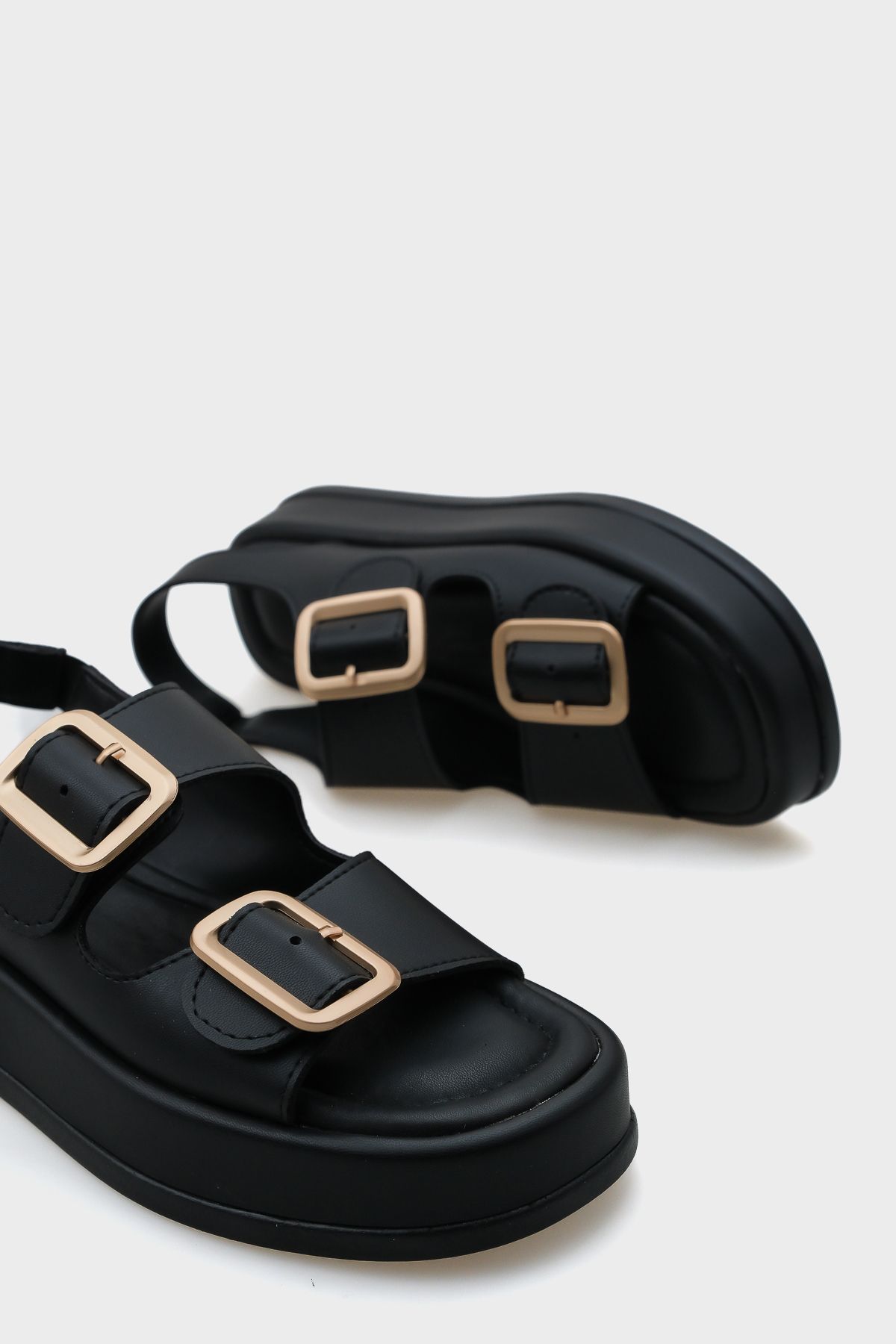 Capone Outfitters-Damensandalen mit Keilabsatz und doppelter Riemenschnalle 4