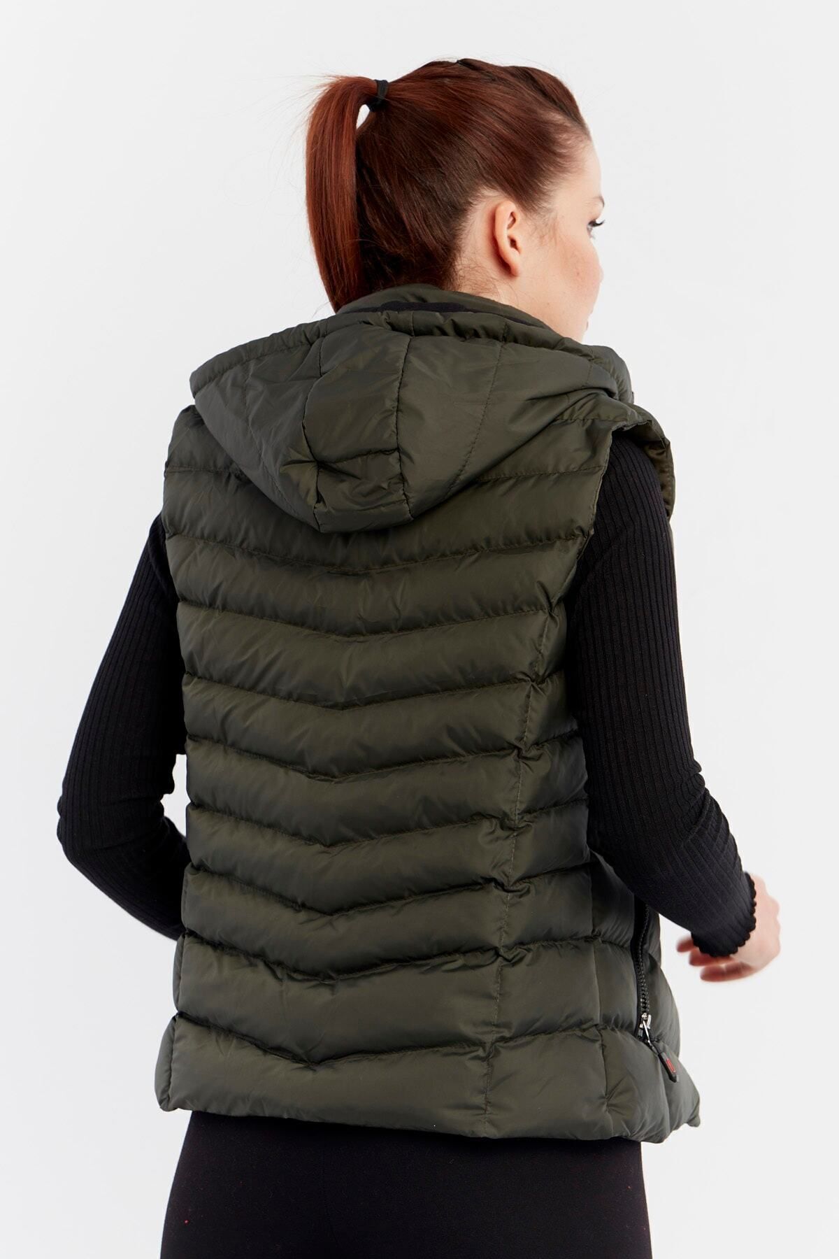 DYNAMO-Khakifarbene Pufferweste für Damen mit Kapuze und Fleece an der Innenseite der Kapuze 3