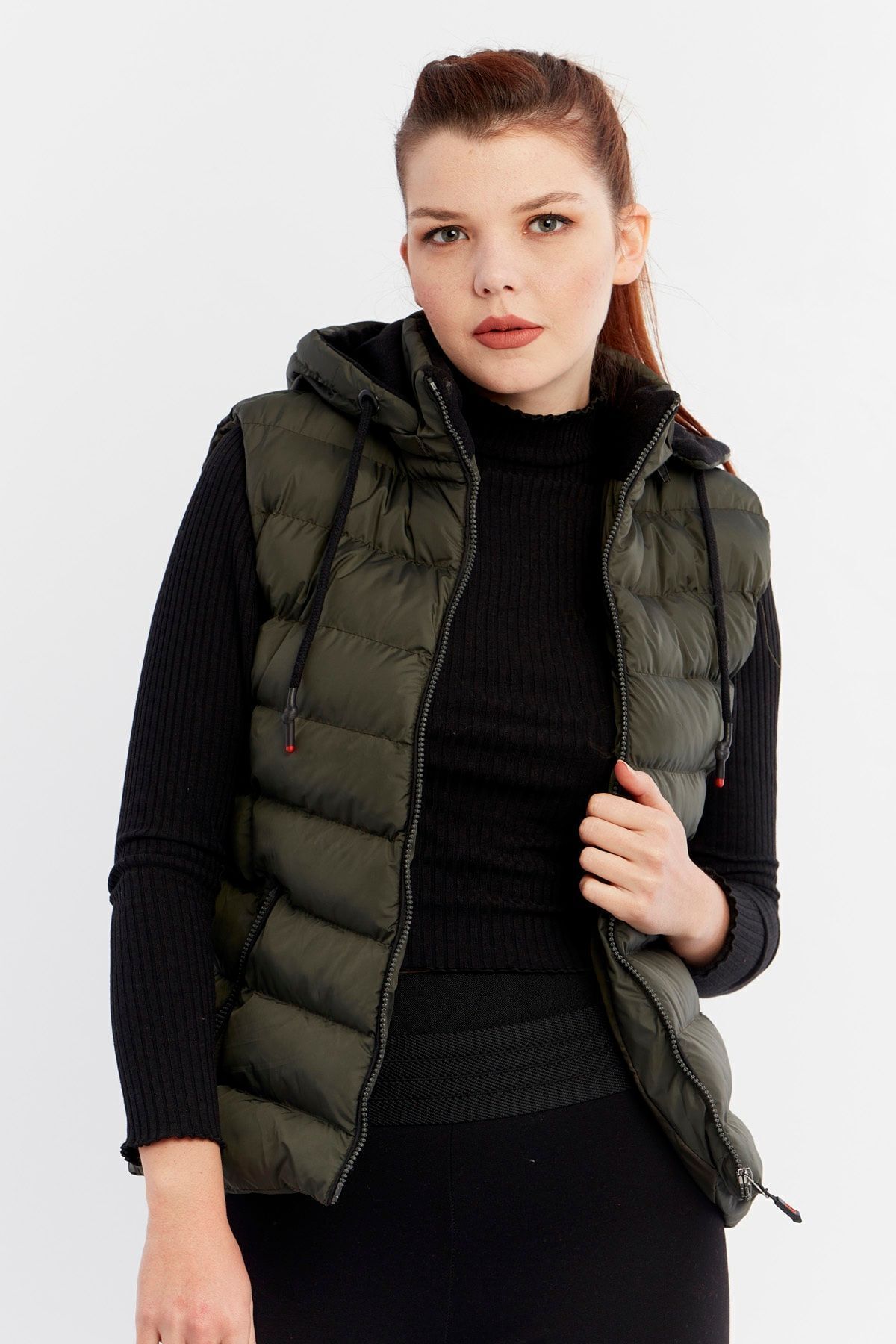 DYNAMO-Khakifarbene Pufferweste für Damen mit Kapuze und Fleece an der Innenseite der Kapuze 2