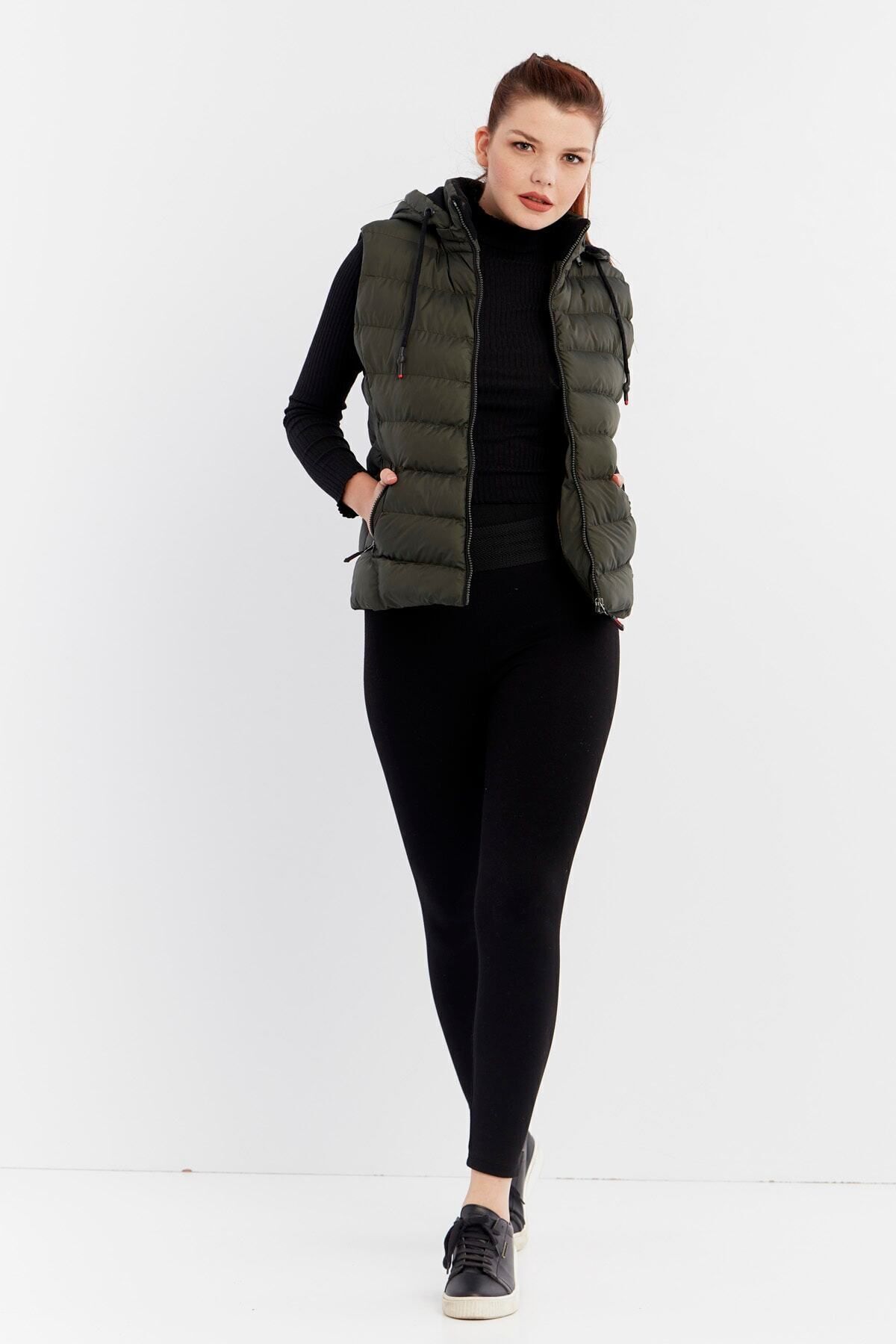 DYNAMO-Khakifarbene Pufferweste für Damen mit Kapuze und Fleece an der Innenseite der Kapuze 4