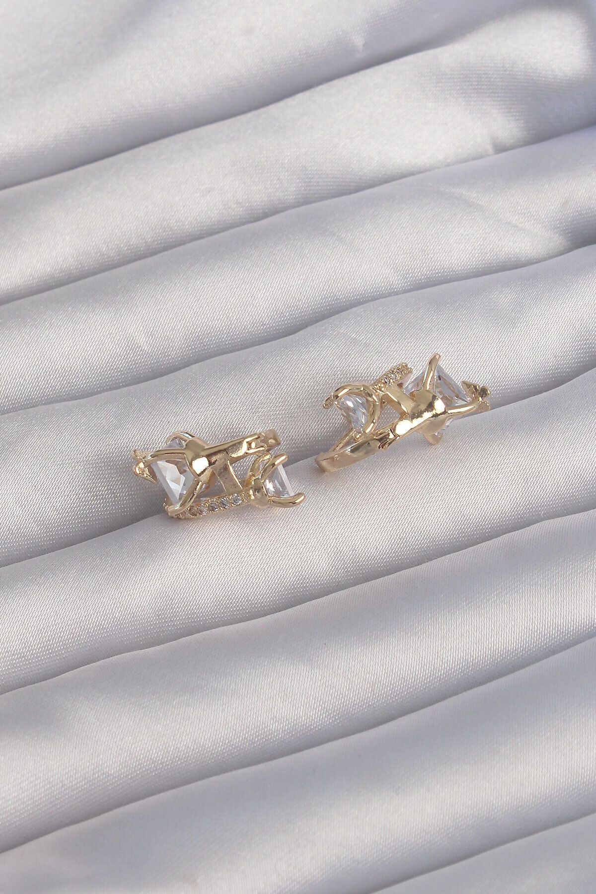 BZK ACCESSORİES Pirinç Gold Renk İri Zirkon Taşlı Kıvrımlı Minimal Kelebekli Halka Küpe