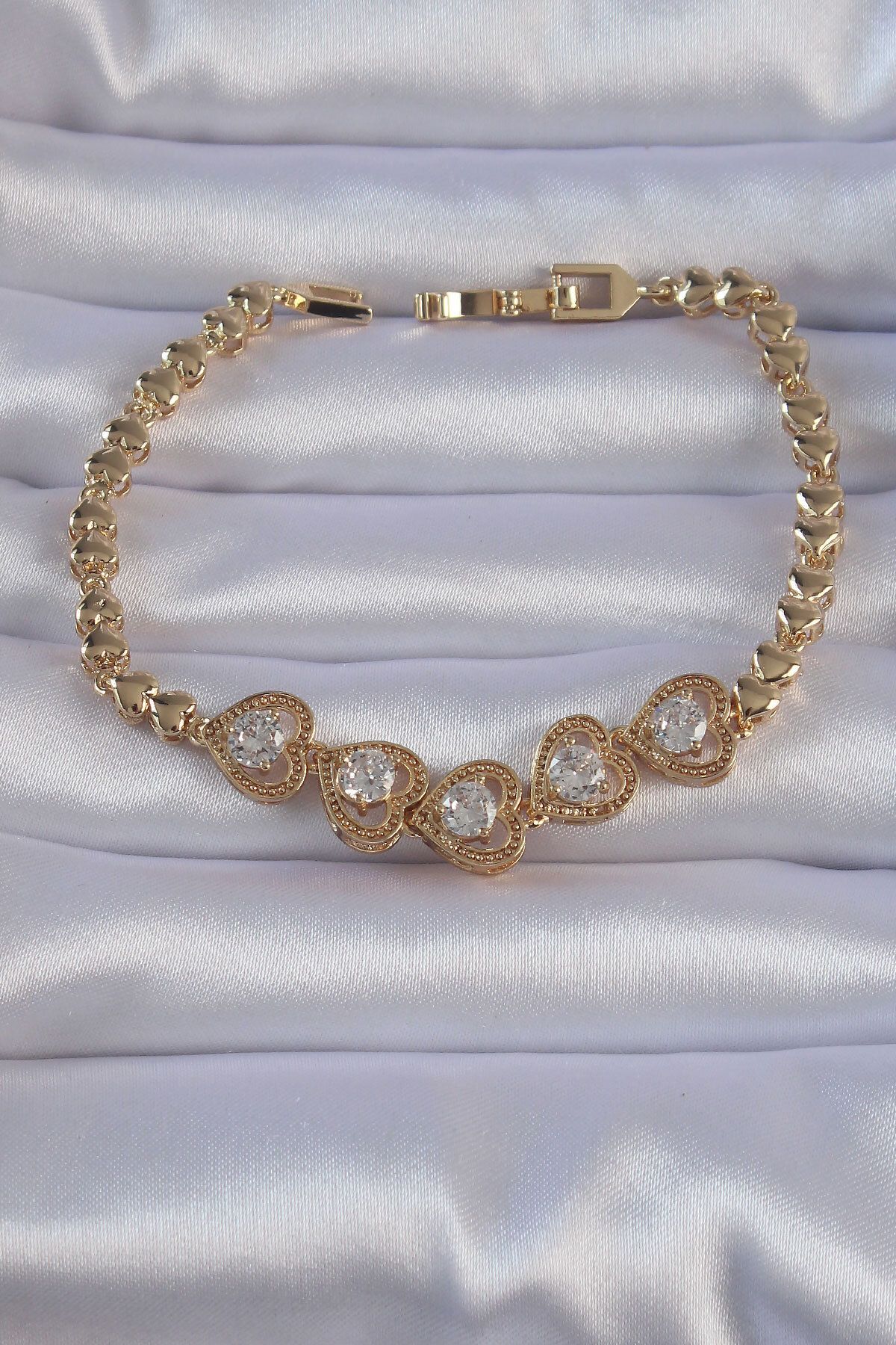 MMB Boutique Pirinç Gold Renk İçi Zirkon Taşlı Kalp Figürlü Bileklik