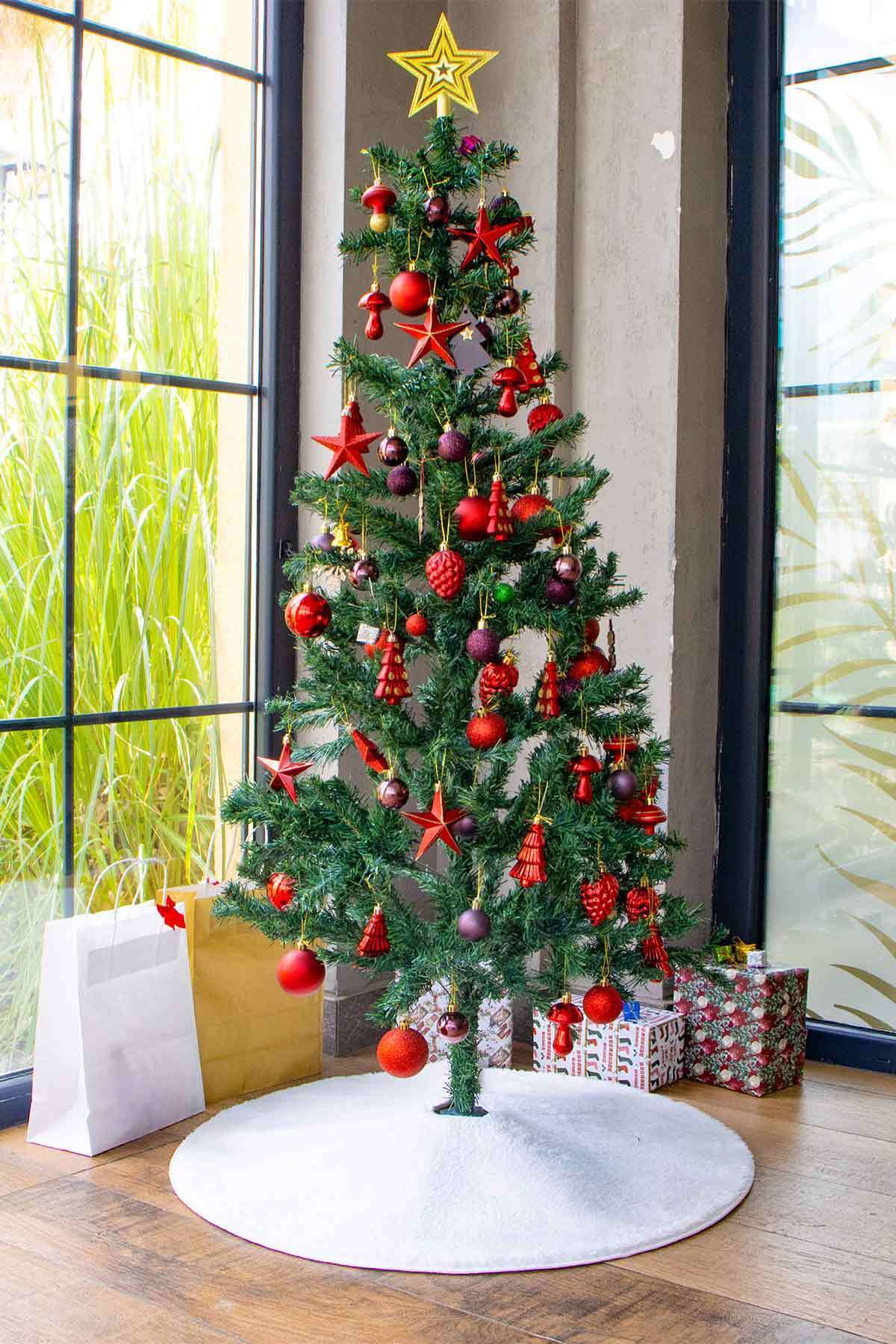 BrillaHome Yılbaşı Temalı Peluş Çam Ağacı Altı Halı | Yılbaşı Süsü Hediyeli Çam Ağacı Eteği Halısı | 80x80cm