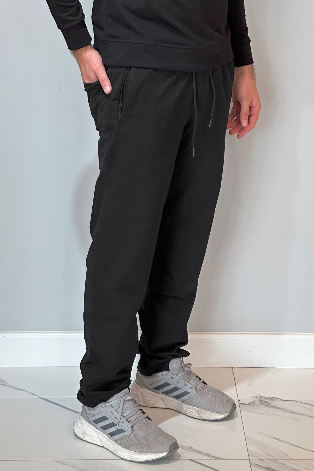 REMSA-Pantaloni de trening pentru bărbați 24704 - talie plată, picioare elastice, 3 buzunare, negru 3