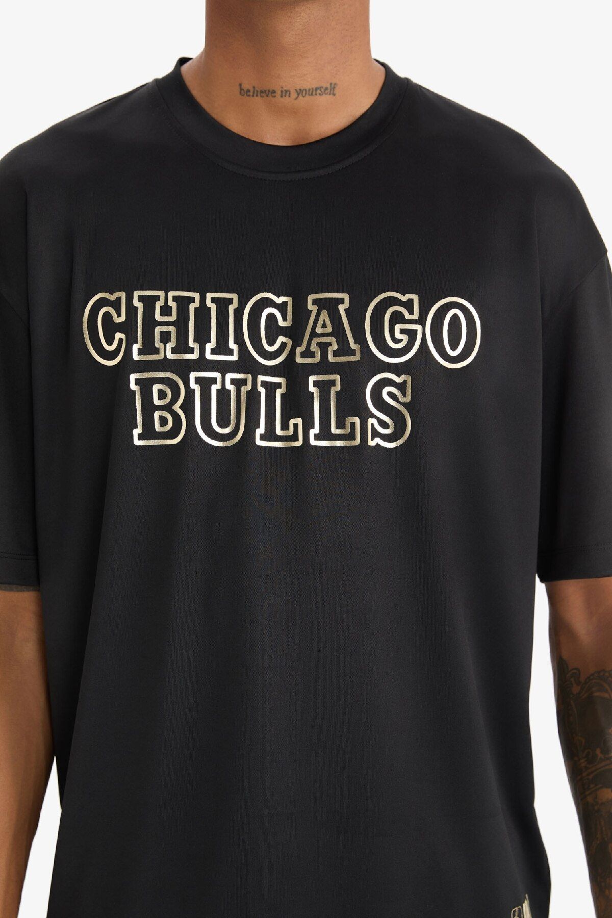 DeFacto-Oversize tričko NBA Chicago Bulls DeFactoFit – Crew Neck, krátký rukáv, široký střih E0361AX25SP 7