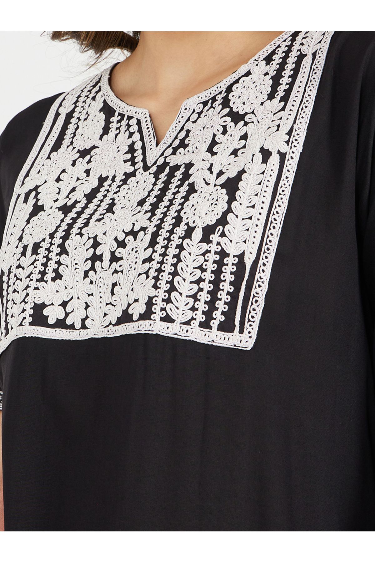 Styli-Embroidered Notch Neck A-Line Jalabiya 4