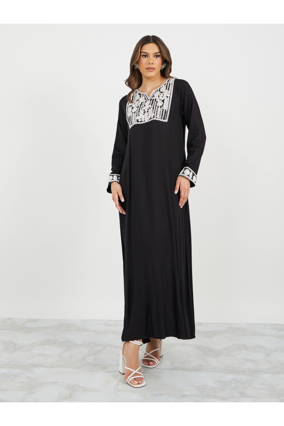 Styli-Embroidered Notch Neck A-Line Jalabiya 2