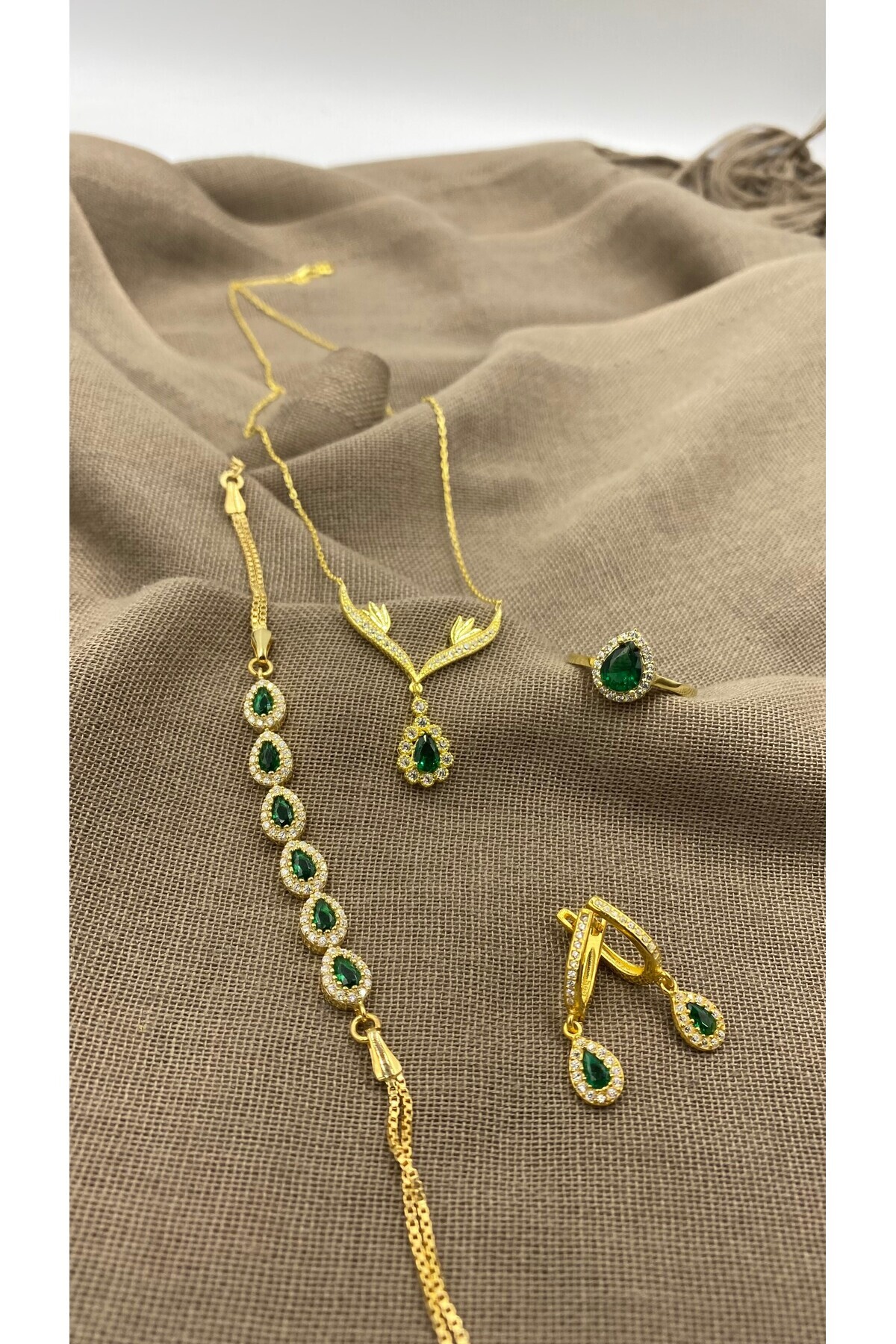 SURA SILVER YEŞİL DAMLA MODEL 925 AYAR DÖRTLÜ GOLD GÜMÜŞ SET(KOLYE,BİLEKLİK,KÜPE VE AYARLANABİLİR YÜZÜK)