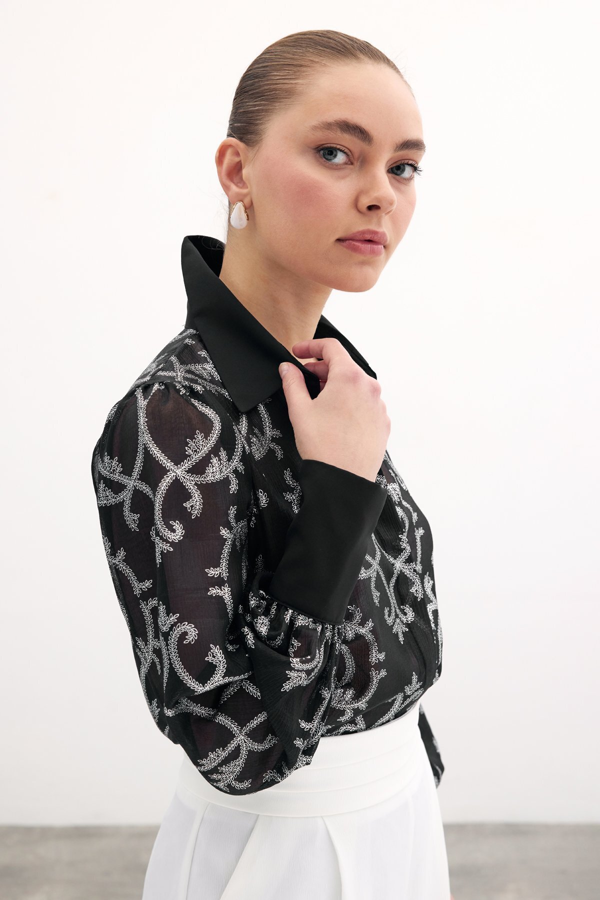 Sateen-Chiffon Shirt with Wide Cuffs - Black 3