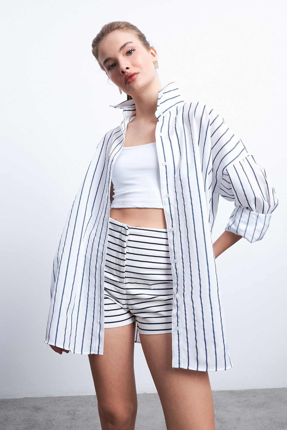 Trendseninle-Women's Blue Oversize Vertical Striped White Shirt 2