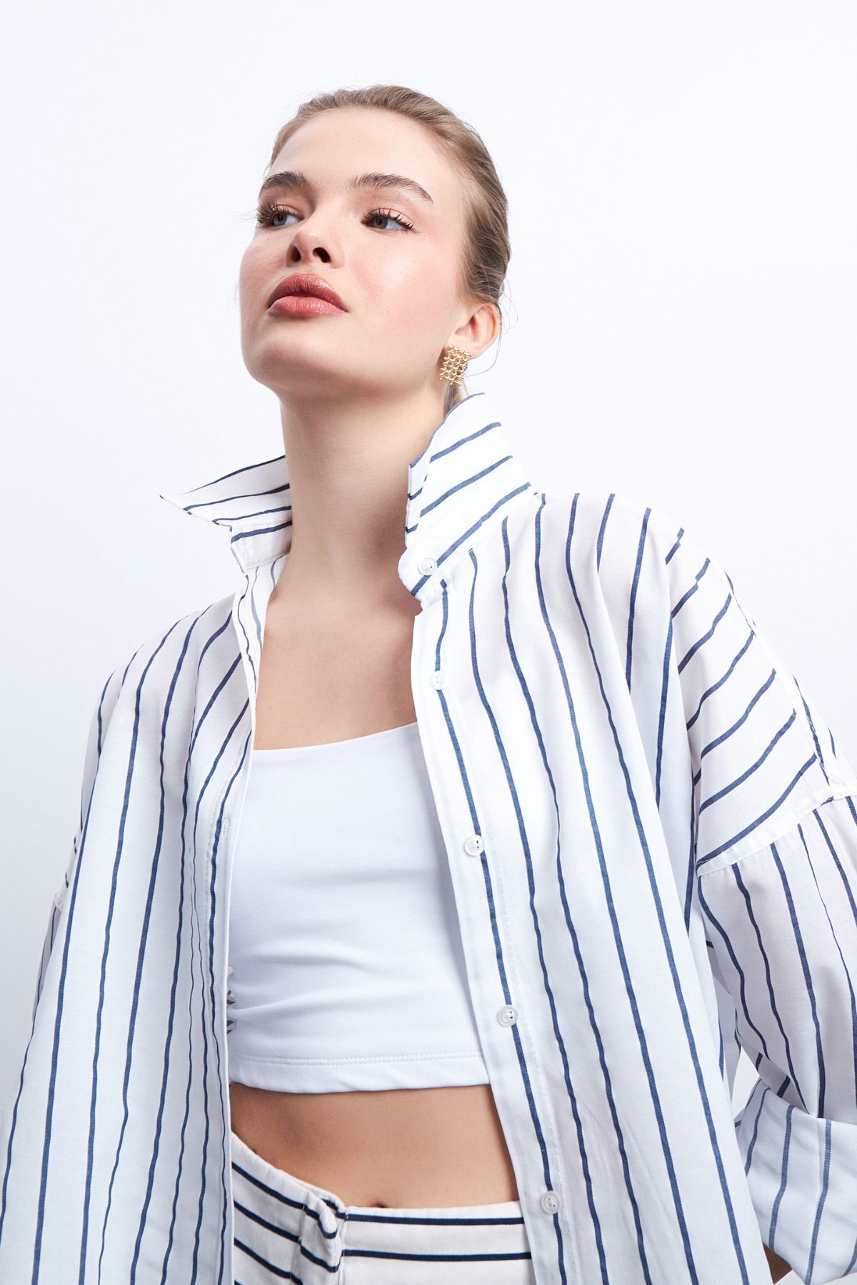 Trendseninle-Women's Blue Oversize Vertical Striped White Shirt 4