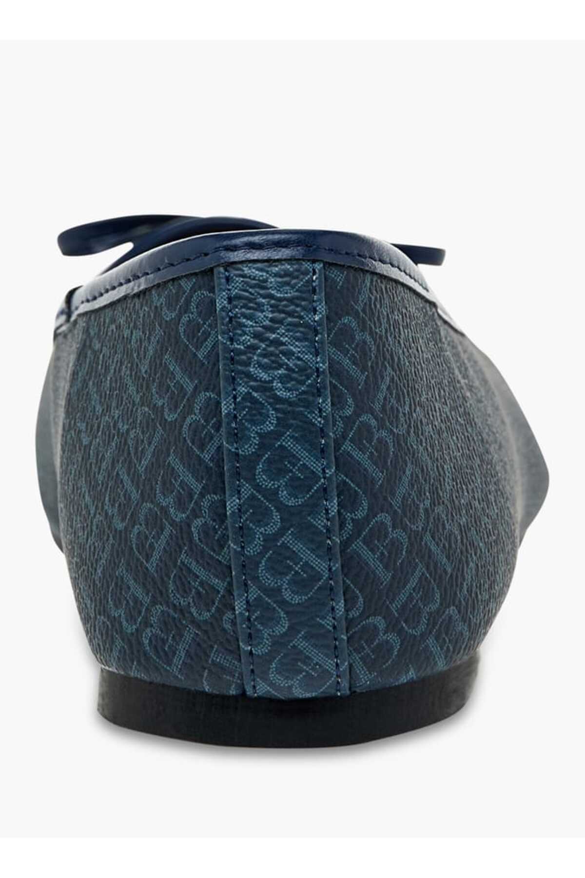 Flora Bella by Shoexpress-حذاء باليرينا سهل الارتداء بطبعة مونوغرام من فلورا بيلا مع تفاصيل فيونكة 5