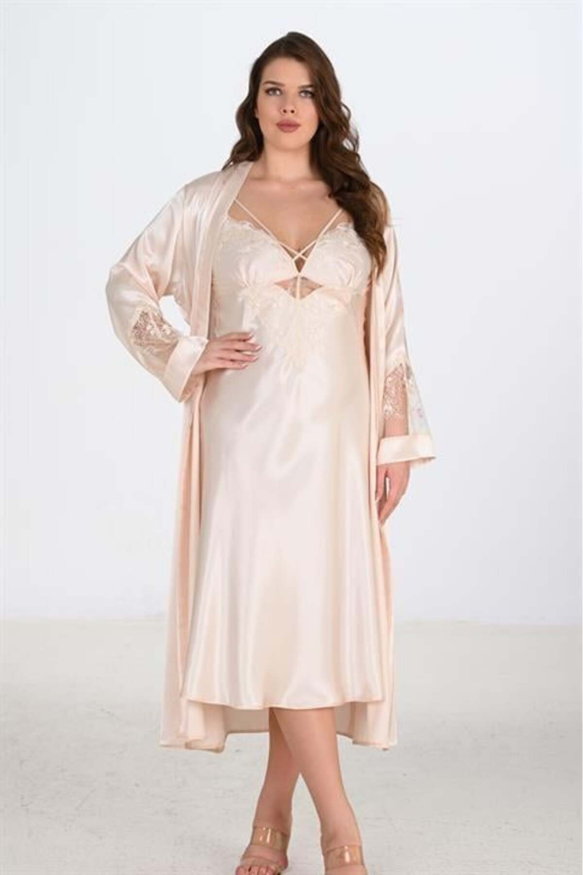 A normal Tekstil Büyük Beden Saten Dantel İşlemeli Fil Dişi Uzun 2'li Gecelik Sabahlık Takımı